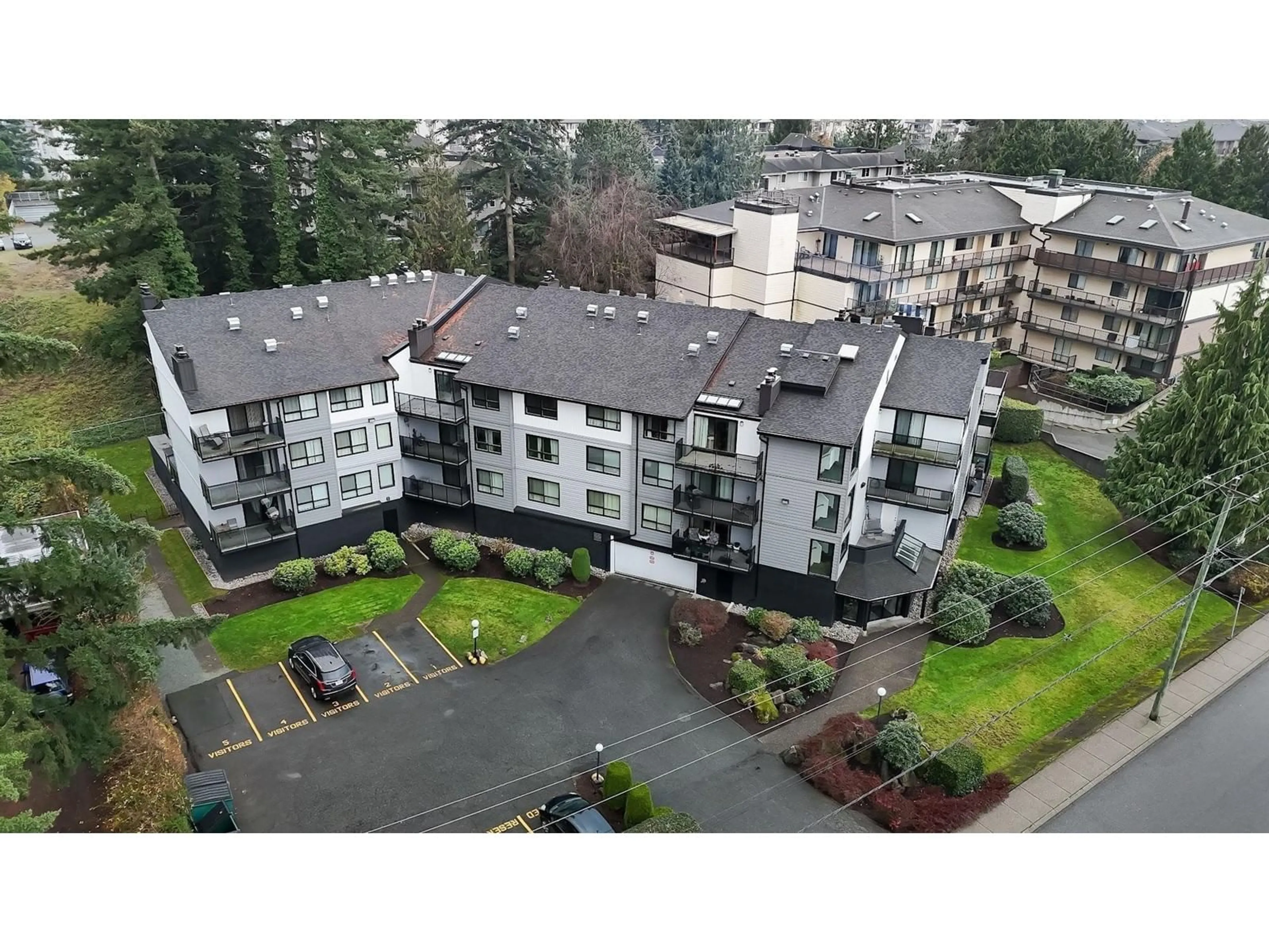 A pic from outside/outdoor area/front of a property/back of a property/a pic from drone, unknown for 302 32124 TIMS AVENUE, Abbotsford British Columbia V2T2H4