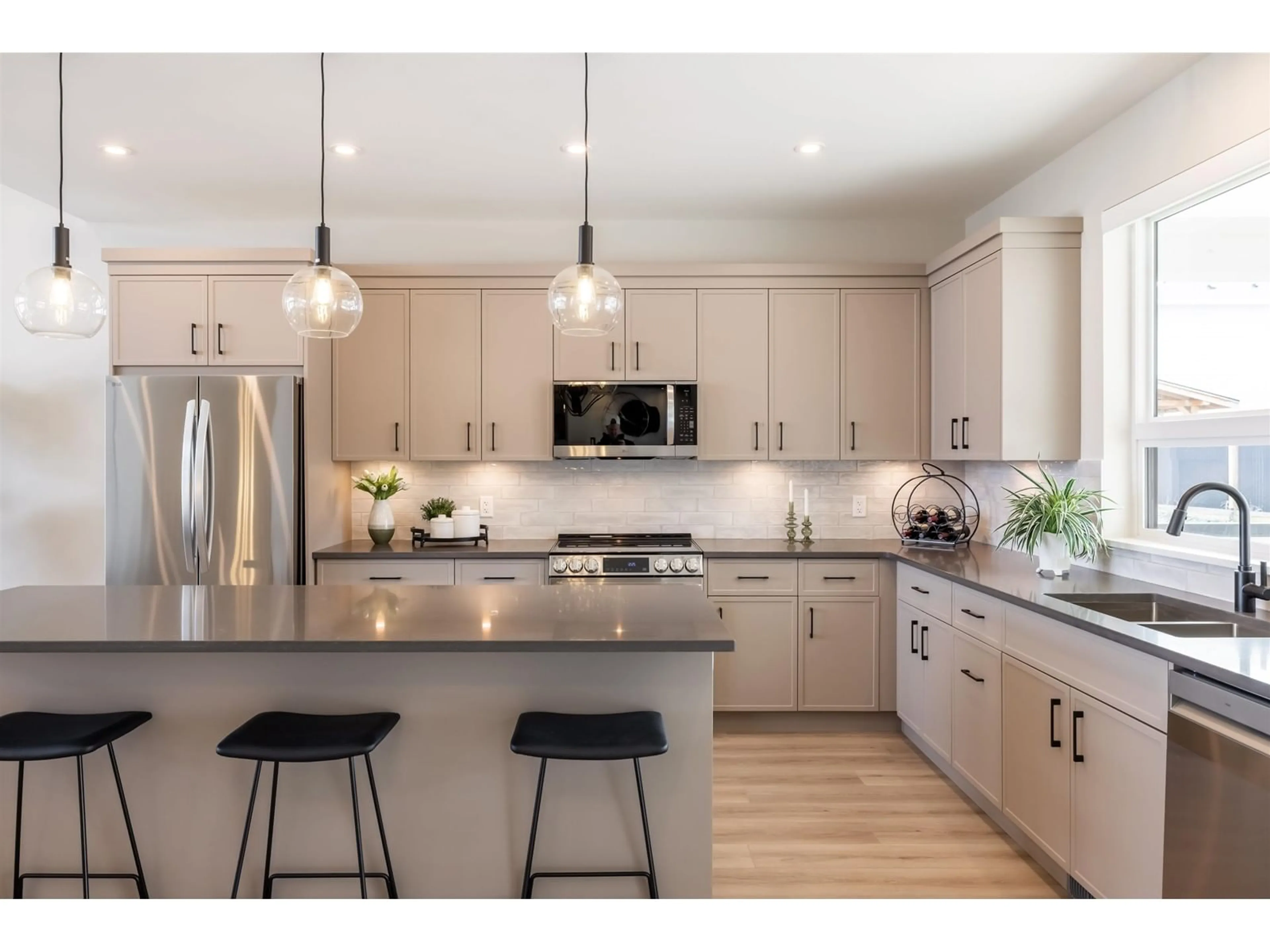 Open concept kitchen, unknown for 47256 VALERIE PLACE, Chilliwack British Columbia V2P0K4