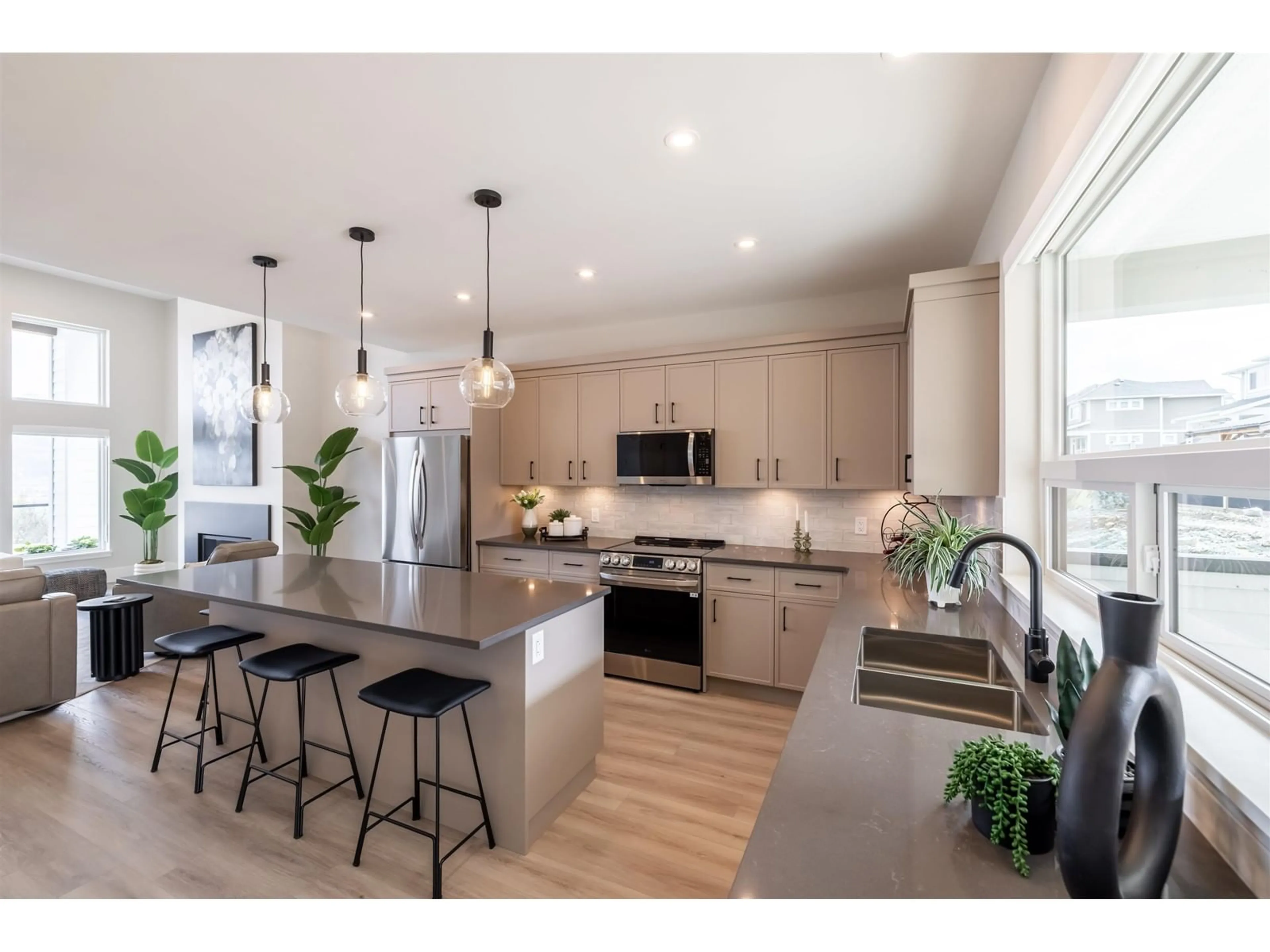 Open concept kitchen, unknown for 47256 VALERIE PLACE, Chilliwack British Columbia V2P0K4