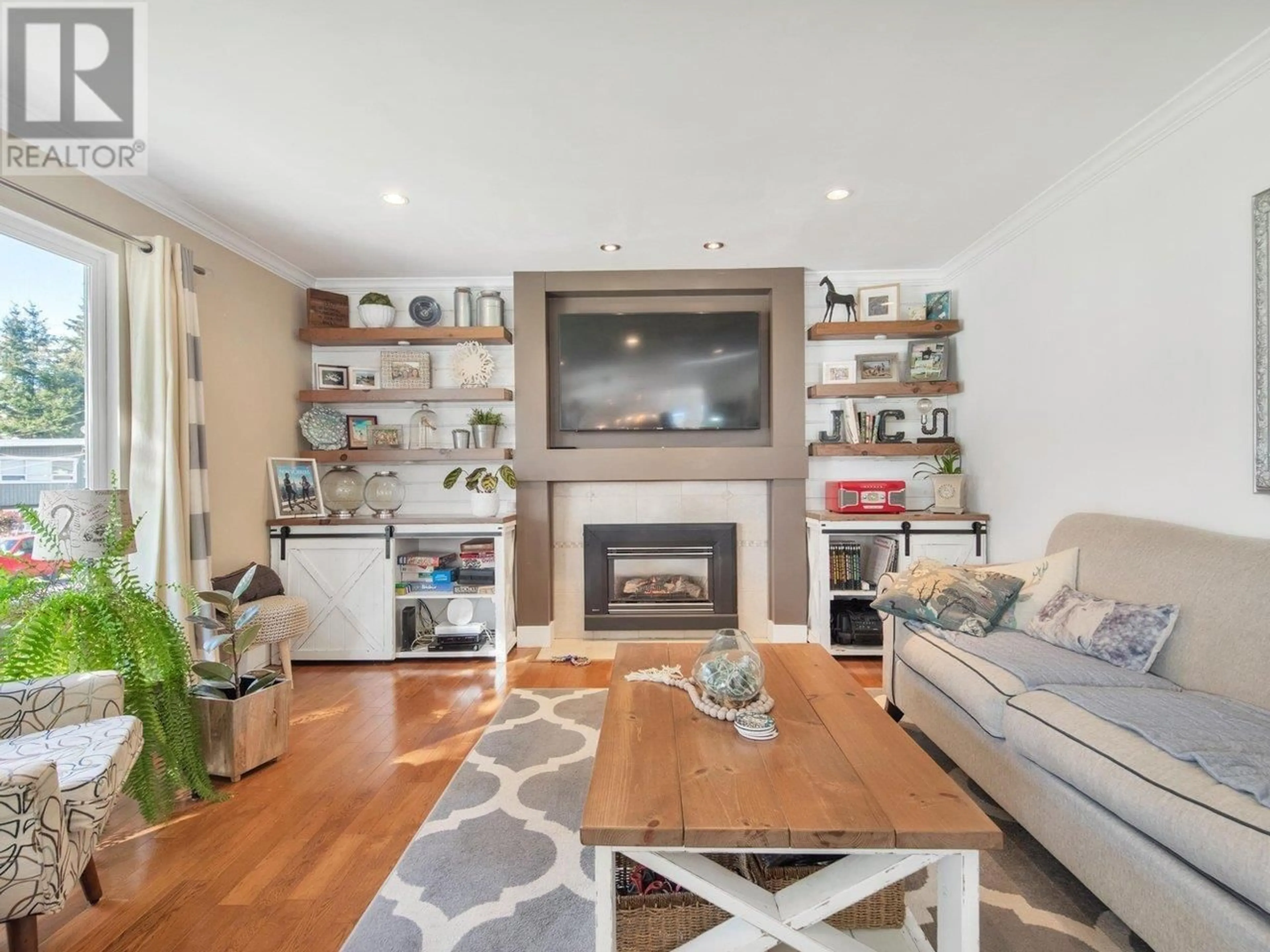 Living room with furniture, wood/laminate floor for 1664 58 STREET, Delta British Columbia V4L1X7