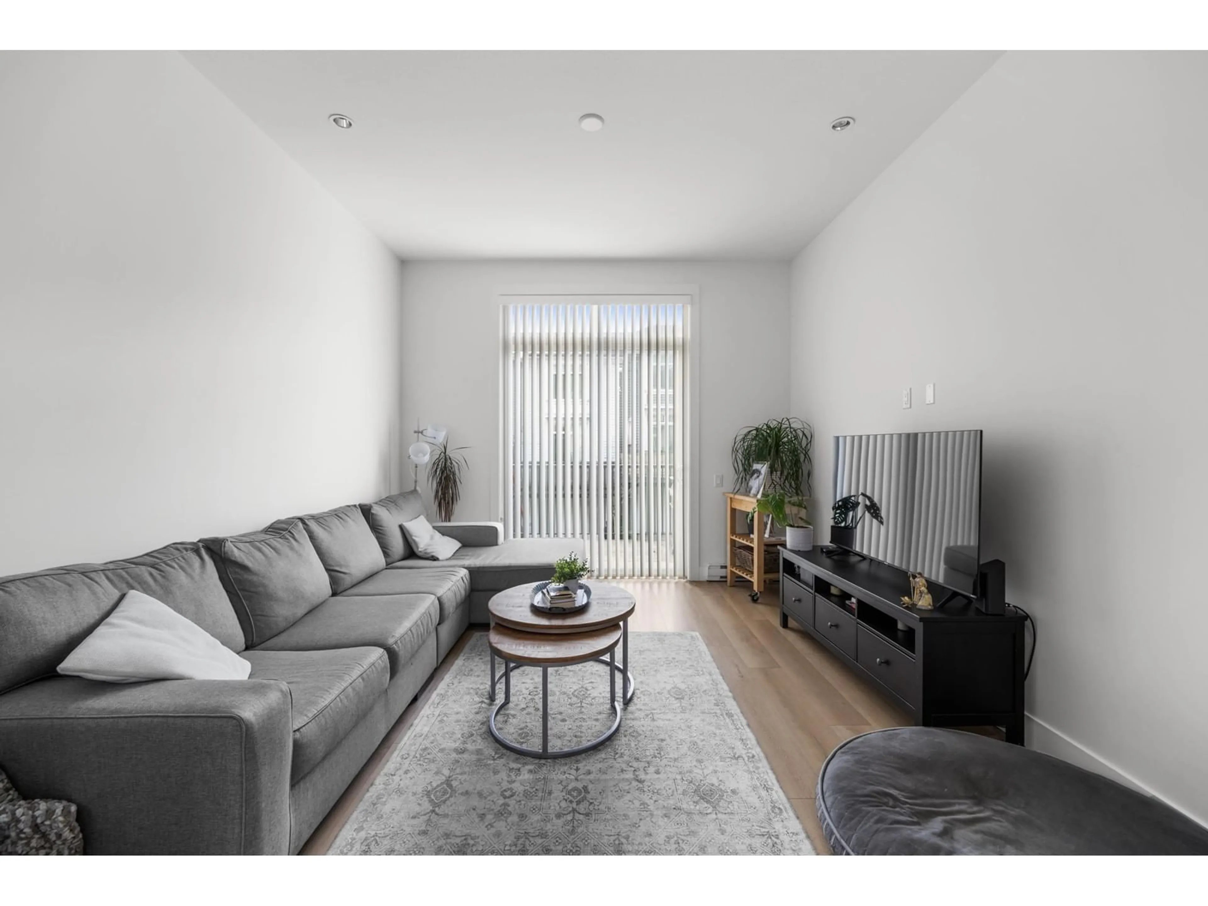 Living room with furniture, wood/laminate floor for 38 - 2838 LIVINGSTONE, Abbotsford British Columbia V2T0J1