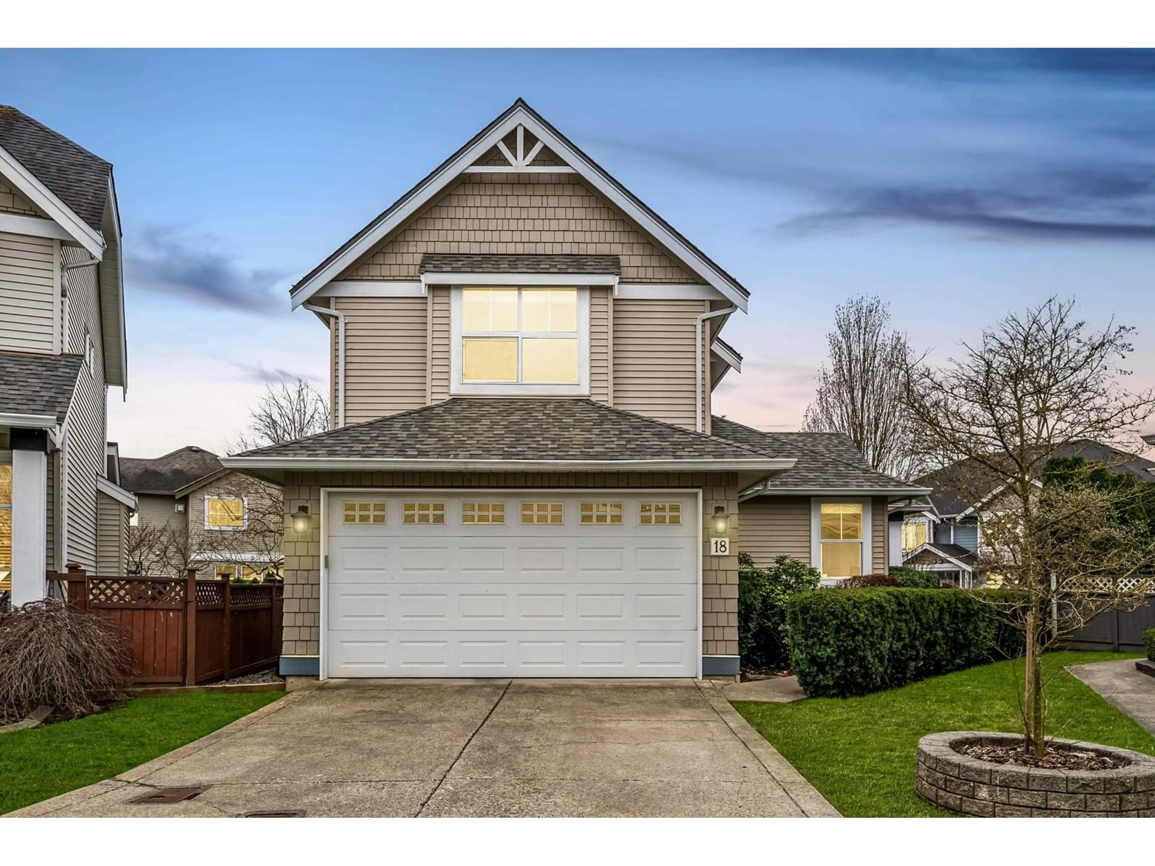 Home with vinyl exterior material, street for 18 - 7067 189, Surrey British Columbia V4N5M9