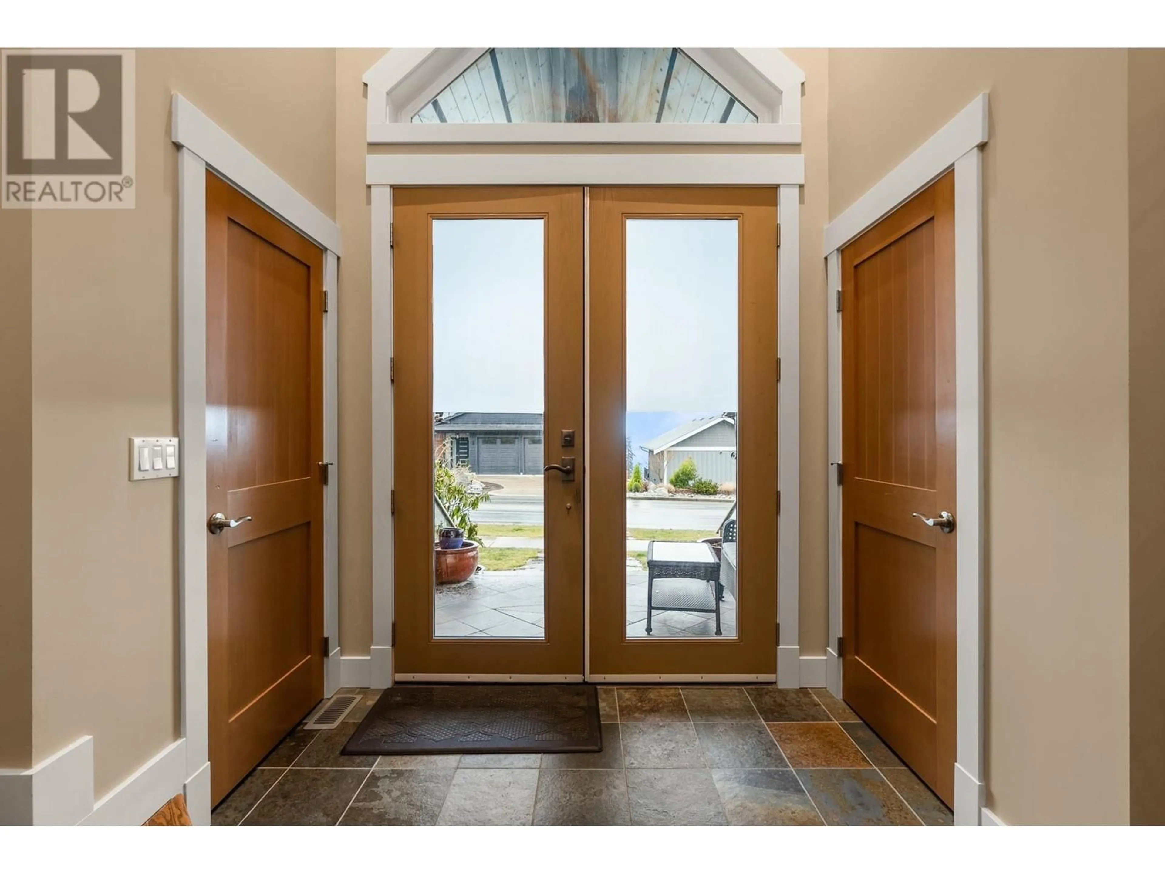 Indoor entryway for 5940 COWRIE STREET, Sechelt British Columbia V7Z0V1