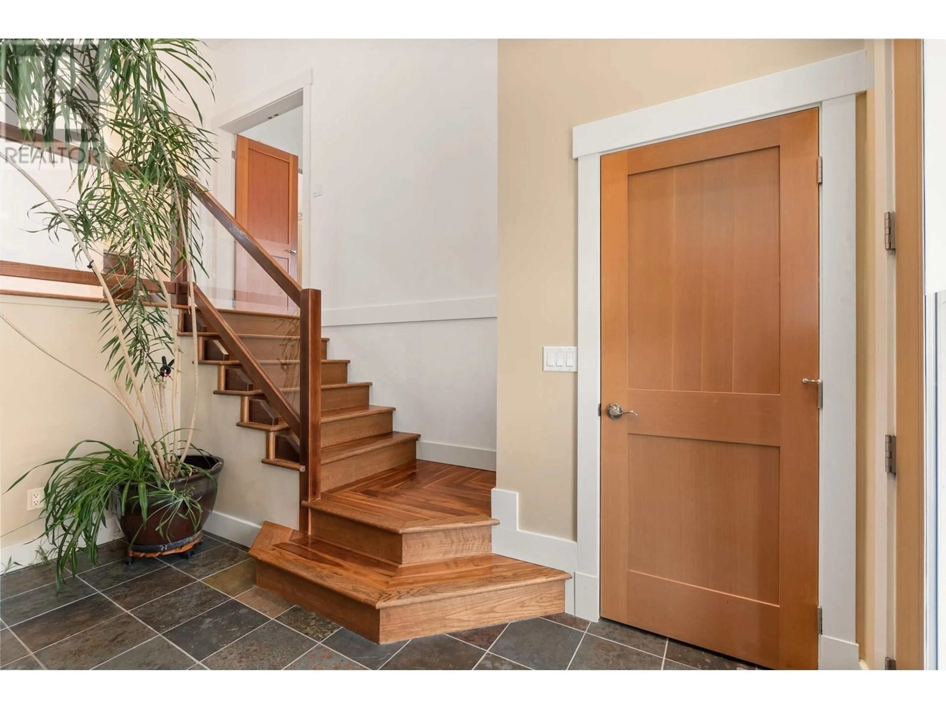 Indoor entryway for 5940 COWRIE STREET, Sechelt British Columbia V7Z0V1
