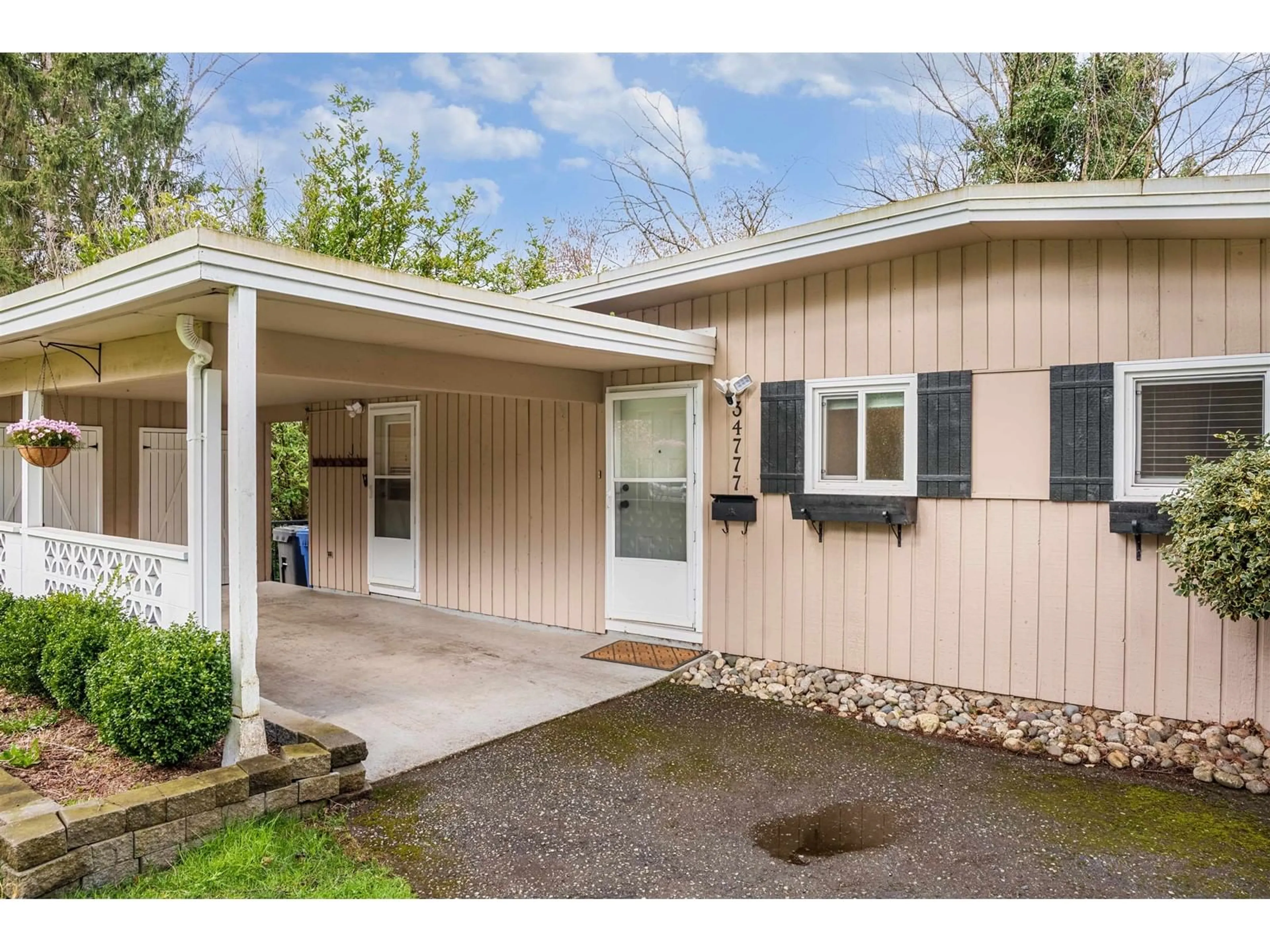 Home with vinyl exterior material, street for 34777 MT BLANCHARD, Abbotsford British Columbia V2S2Y2