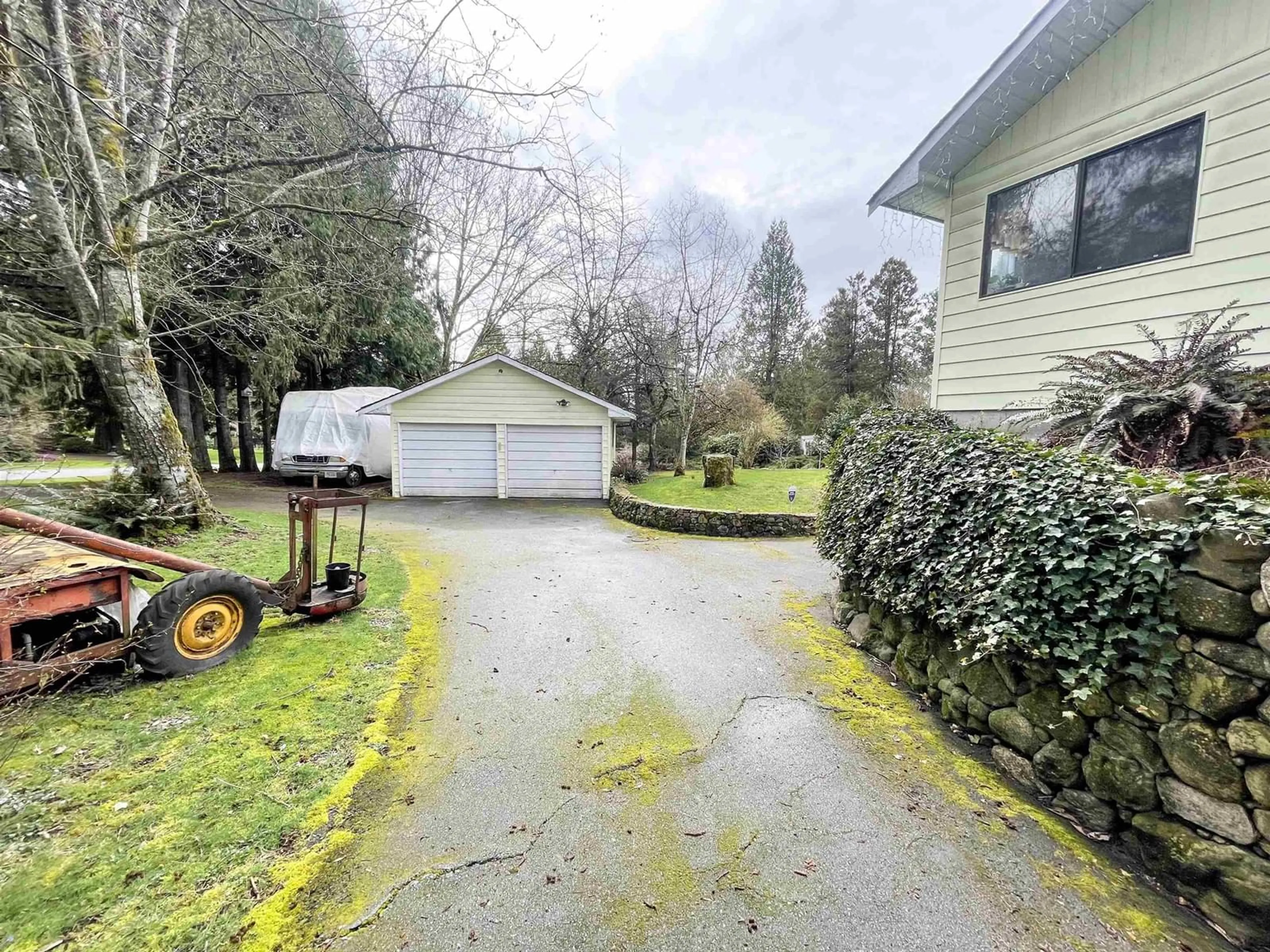 A pic from outside/outdoor area/front of a property/back of a property/a pic from drone, street for 9335 178, Surrey British Columbia V4N3W4