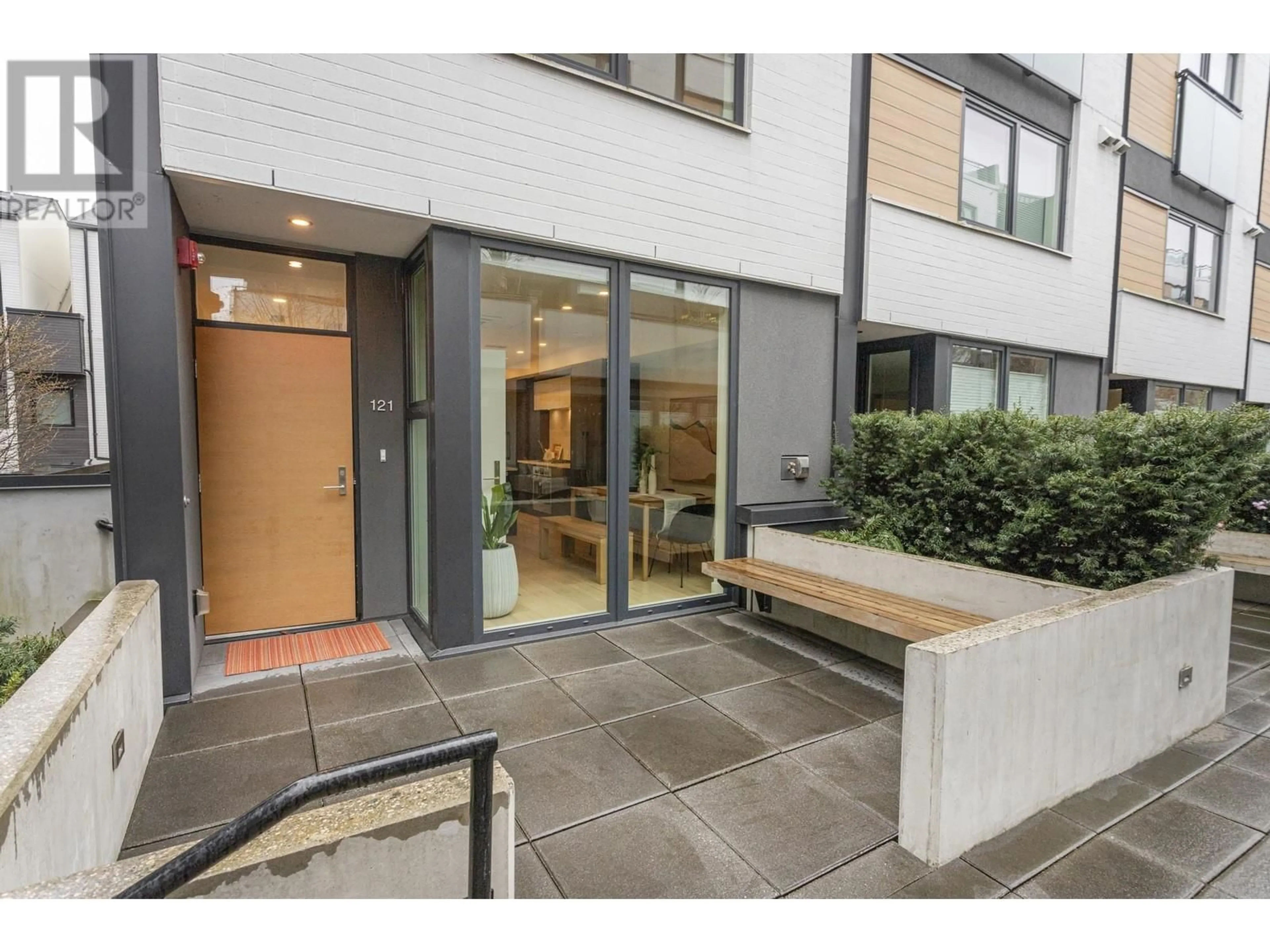 Indoor foyer for 121 - 649 E 3RD STREET, North Vancouver British Columbia V7L1G6