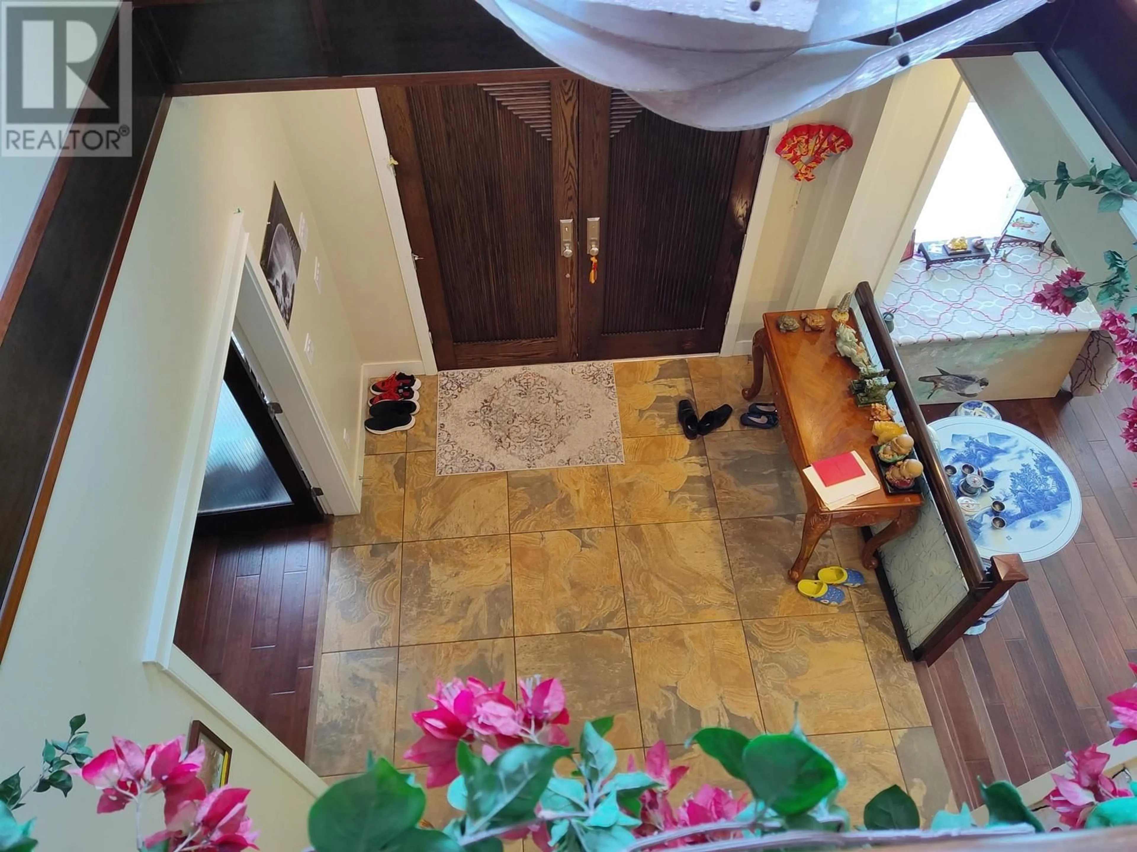 Indoor foyer for 2406 NORCREST COURT, Burnaby British Columbia V3J1C6