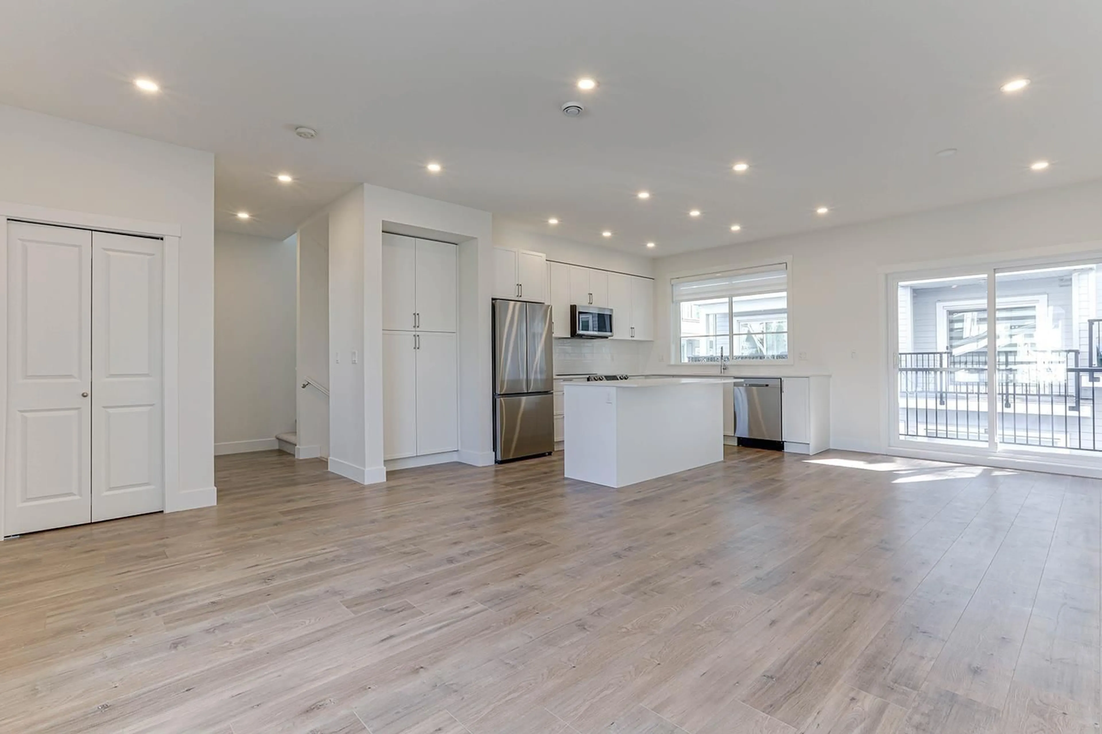 Open concept kitchen, wood/laminate floor for 43 - 12830 62, Surrey British Columbia V3X1S8