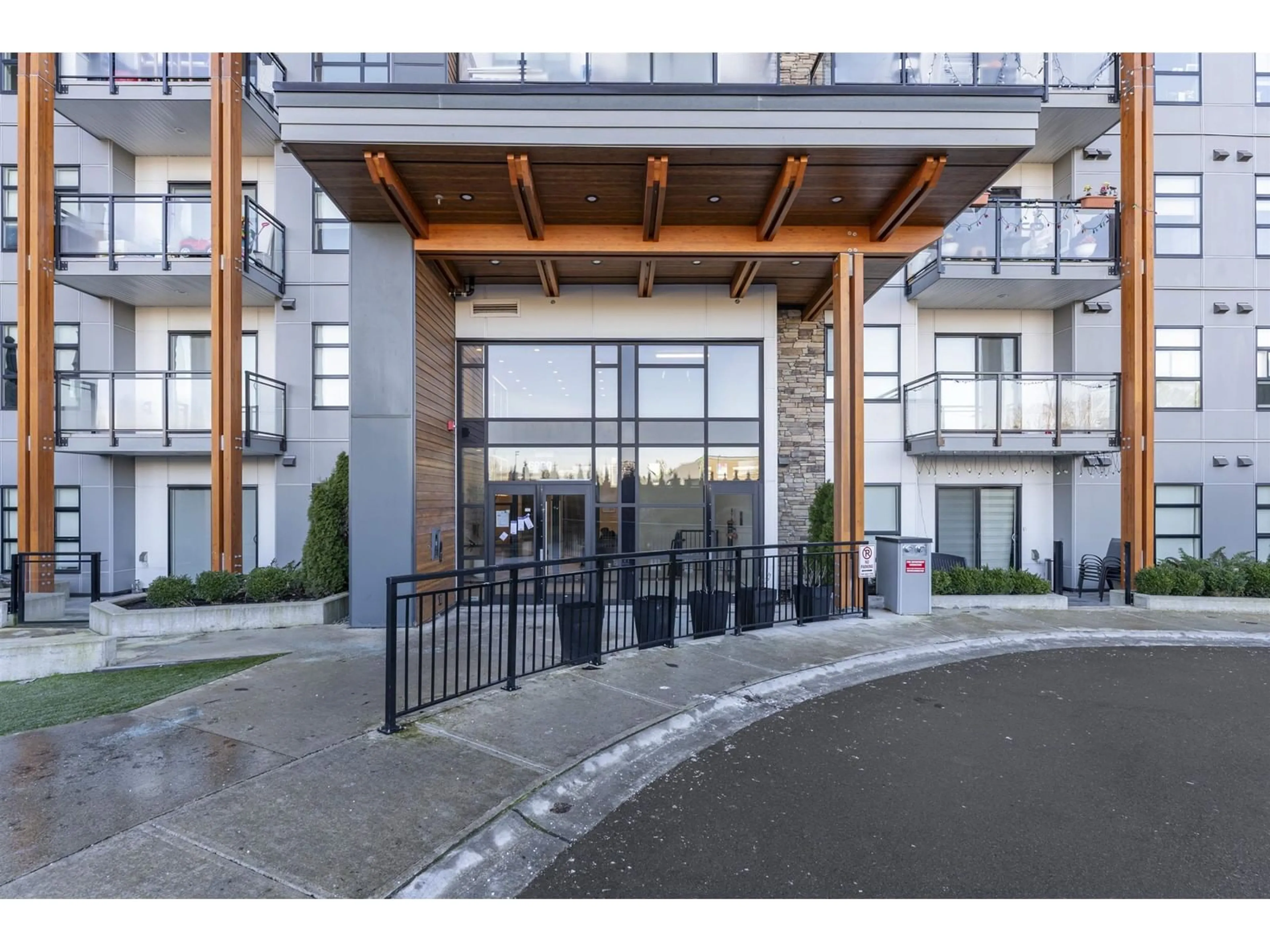 Indoor foyer for 207 - 6960 NICHOLSON, Delta British Columbia V4E0A9