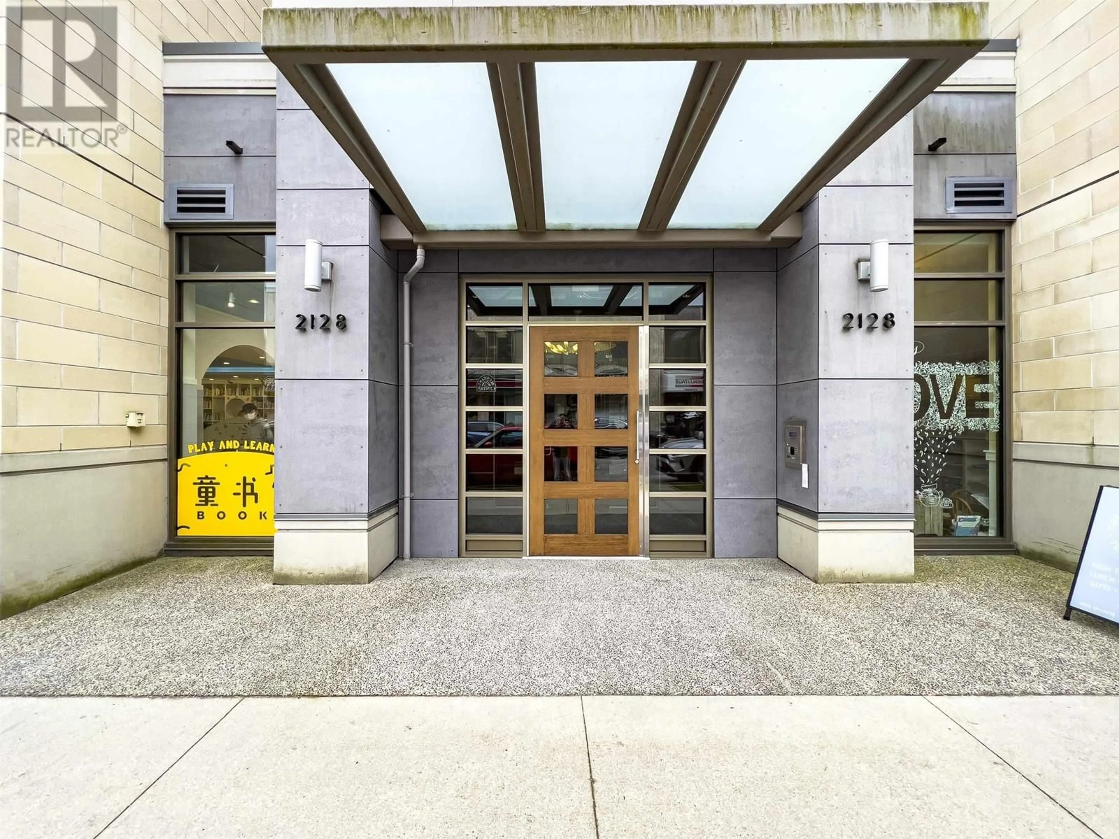 Indoor foyer for 306 - 2128 W 40TH AVENUE, Vancouver British Columbia V6M1W5