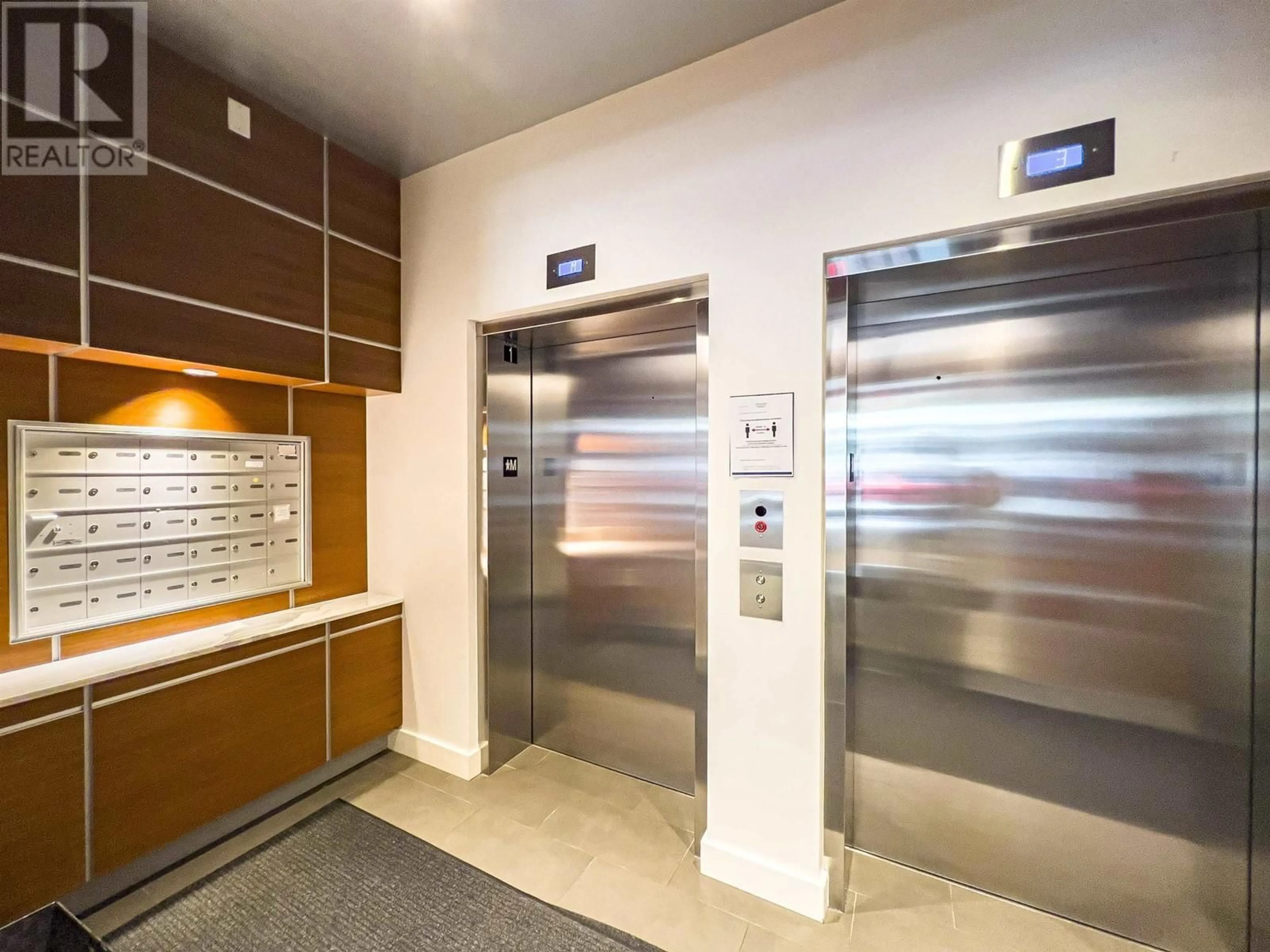 Indoor foyer for 306 - 2128 W 40TH AVENUE, Vancouver British Columbia V6M1W5