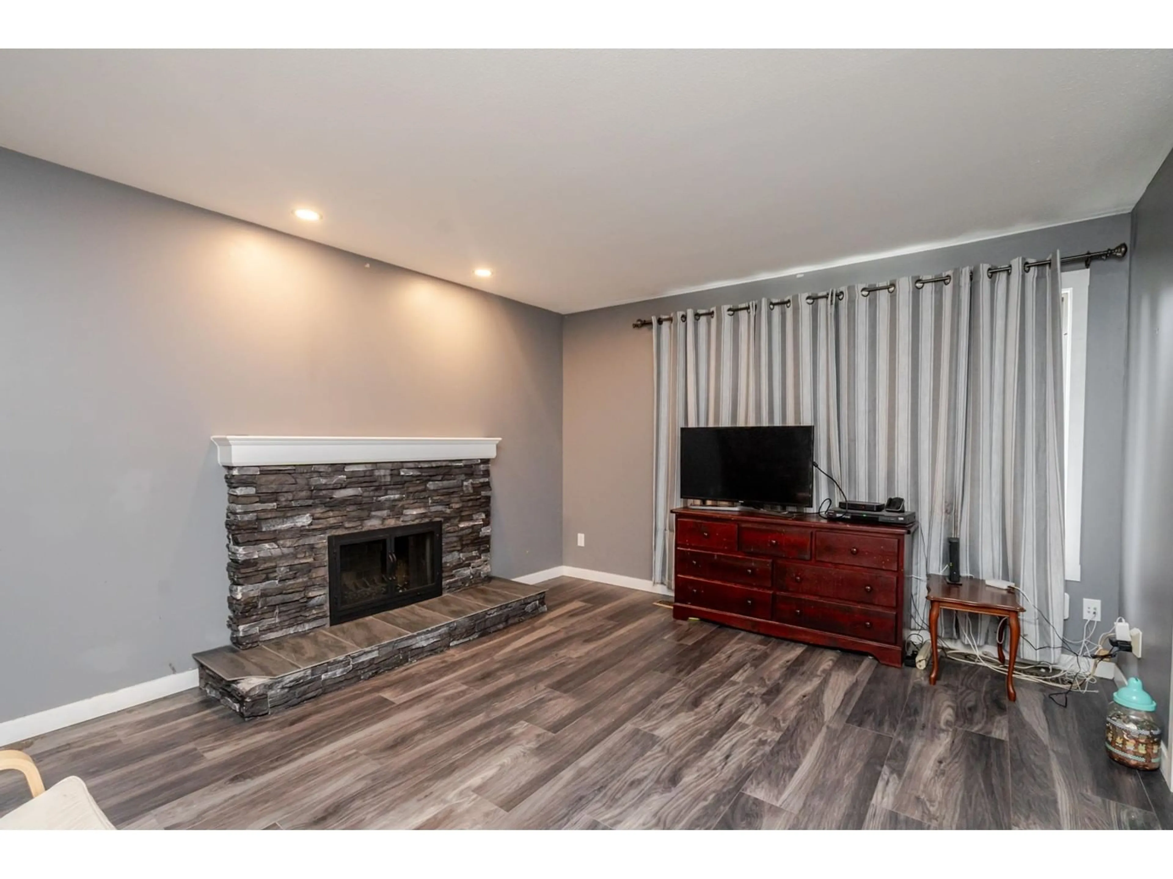 Living room with furniture, wood/laminate floor for 3674 197A, Langley British Columbia V3A1B7