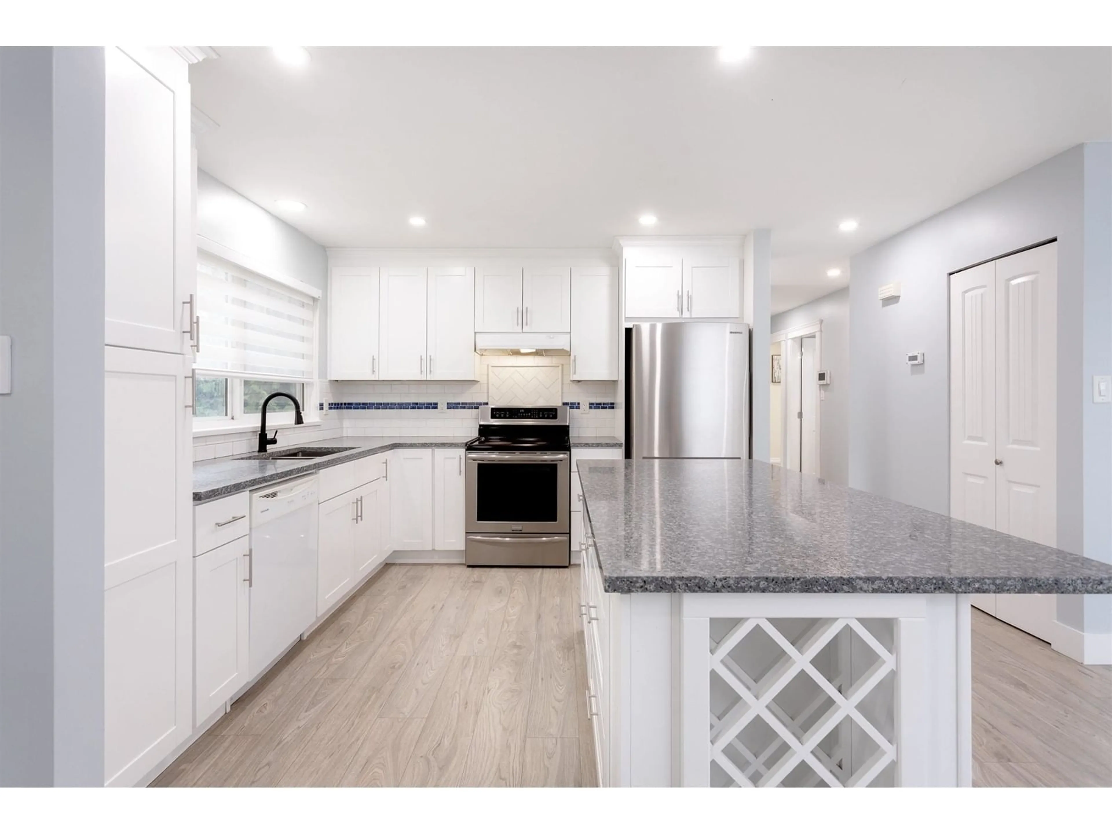 Open concept kitchen, ceramic/tile floor for 5865 179, Surrey British Columbia V3S4K1