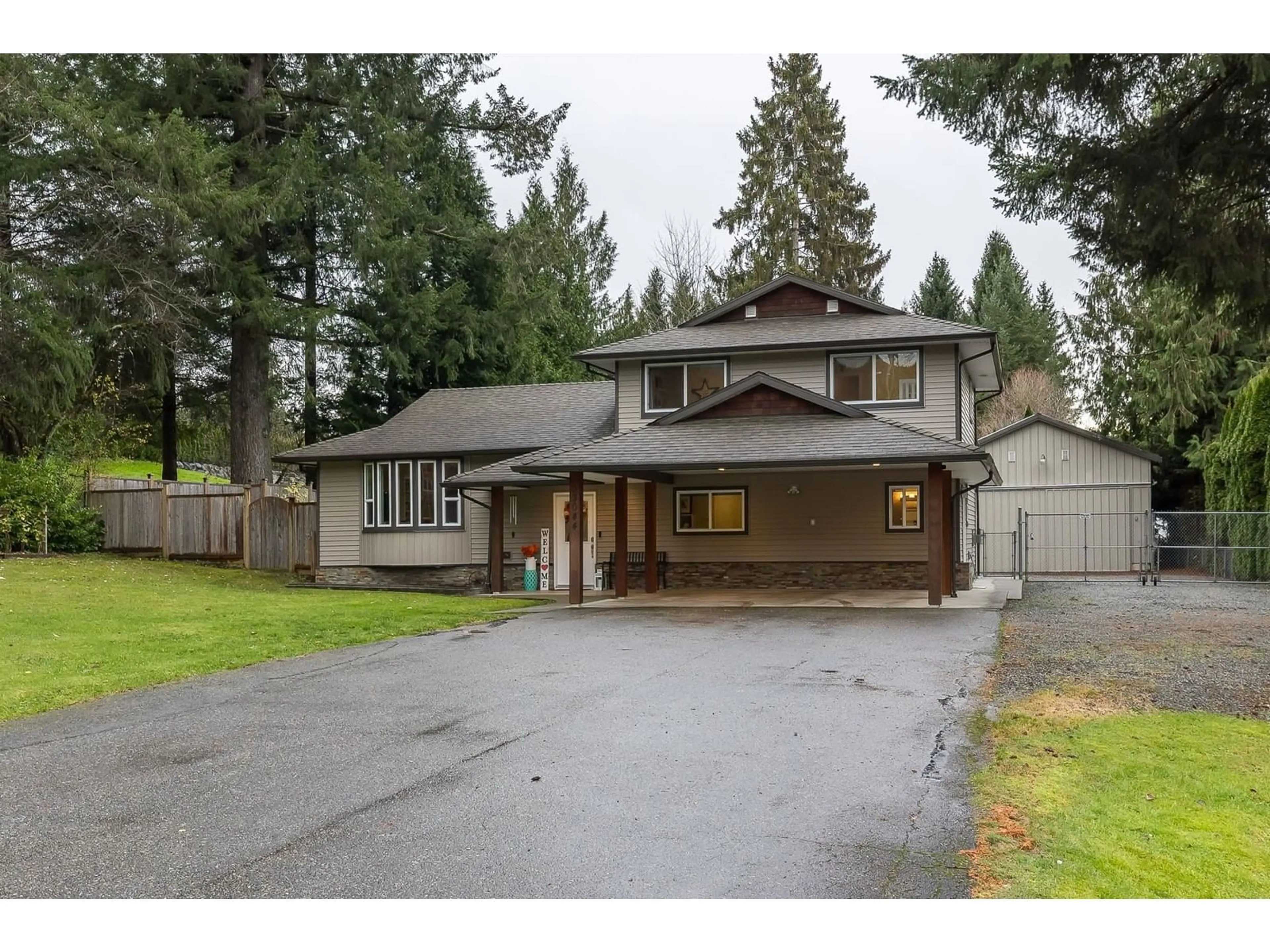 Home with vinyl exterior material, street for 33044 DEWDNEY TRUNK, Mission British Columbia V2V6X6