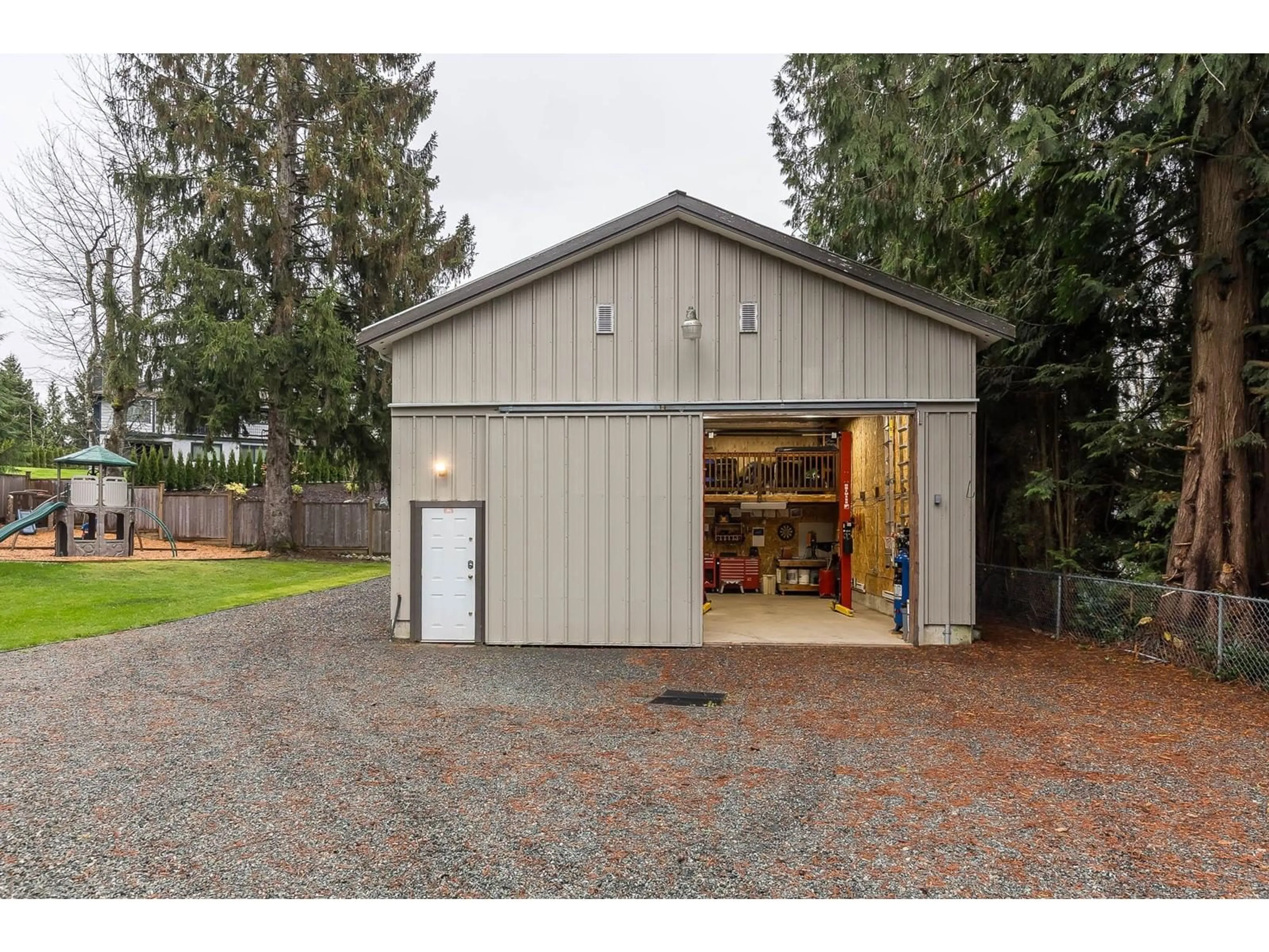 Indoor garage for 33044 DEWDNEY TRUNK, Mission British Columbia V2V6X6