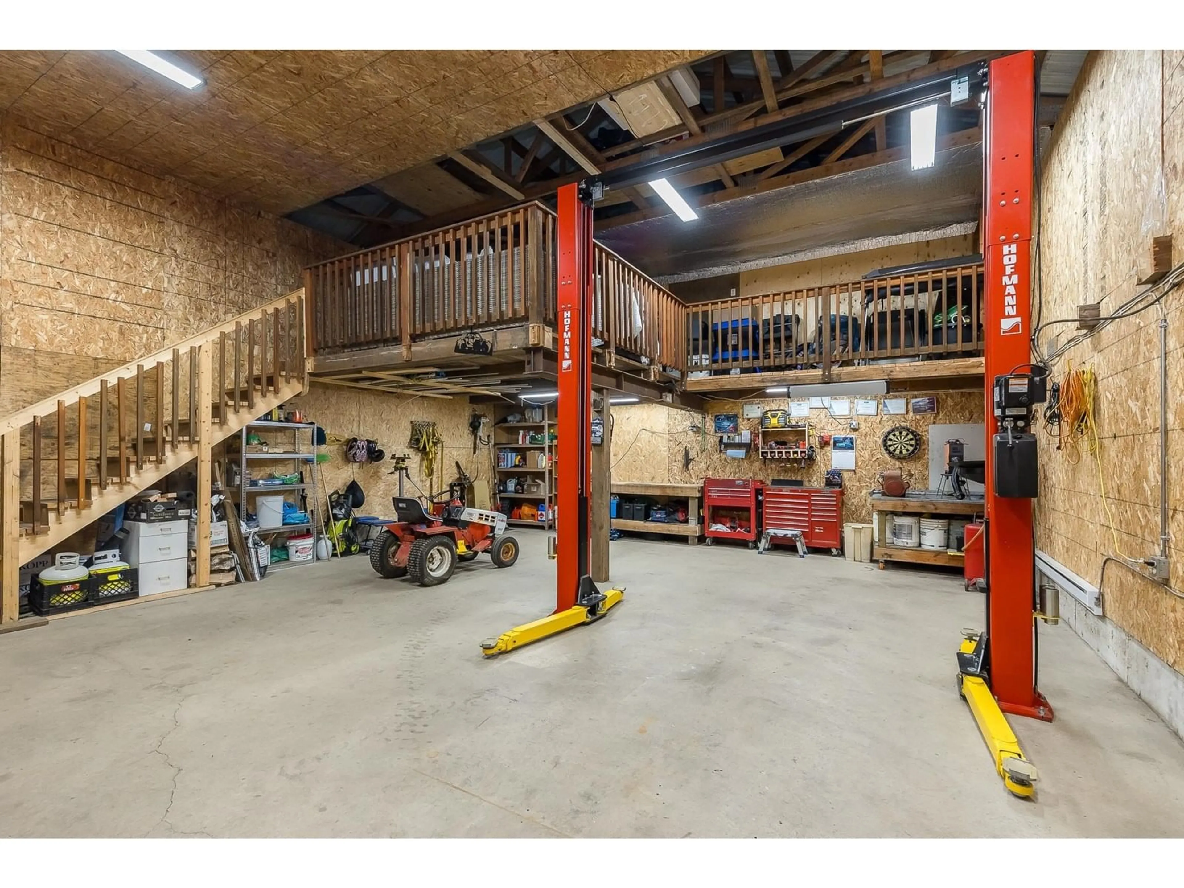 Indoor garage for 33044 DEWDNEY TRUNK, Mission British Columbia V2V6X6