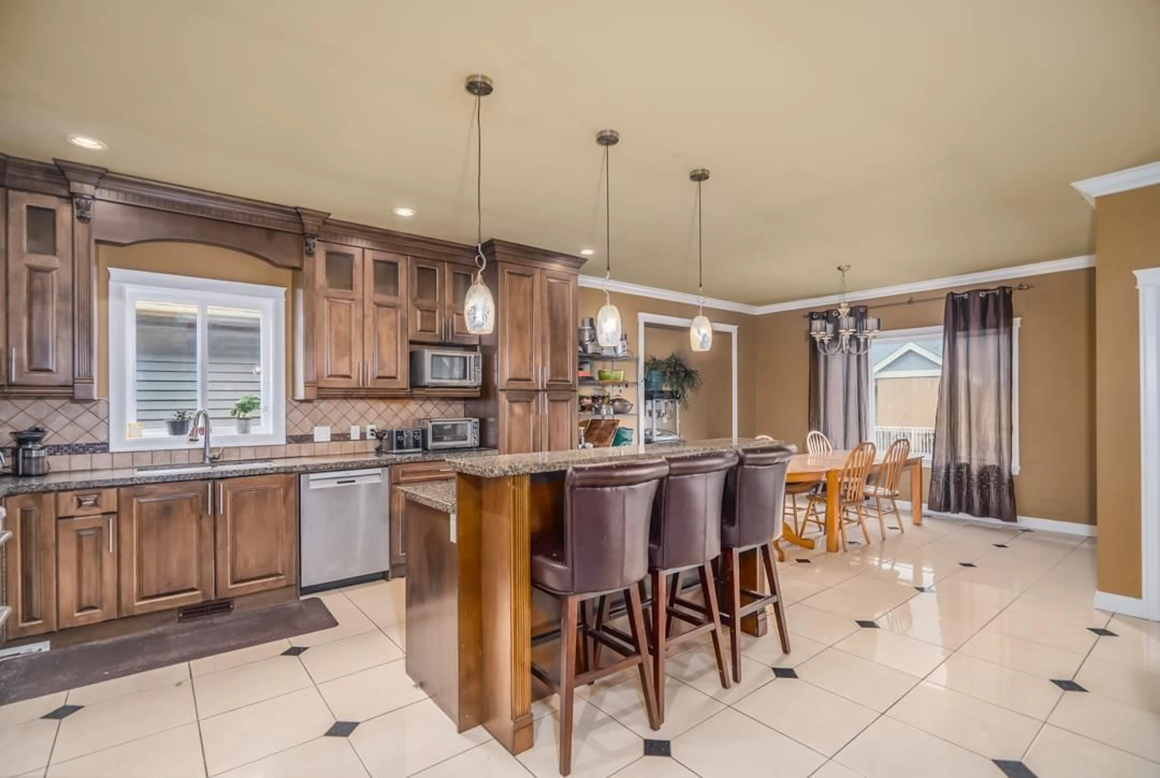 Open concept kitchen, ceramic/tile floor for 32623 GREENE, Mission British Columbia V4S0A6
