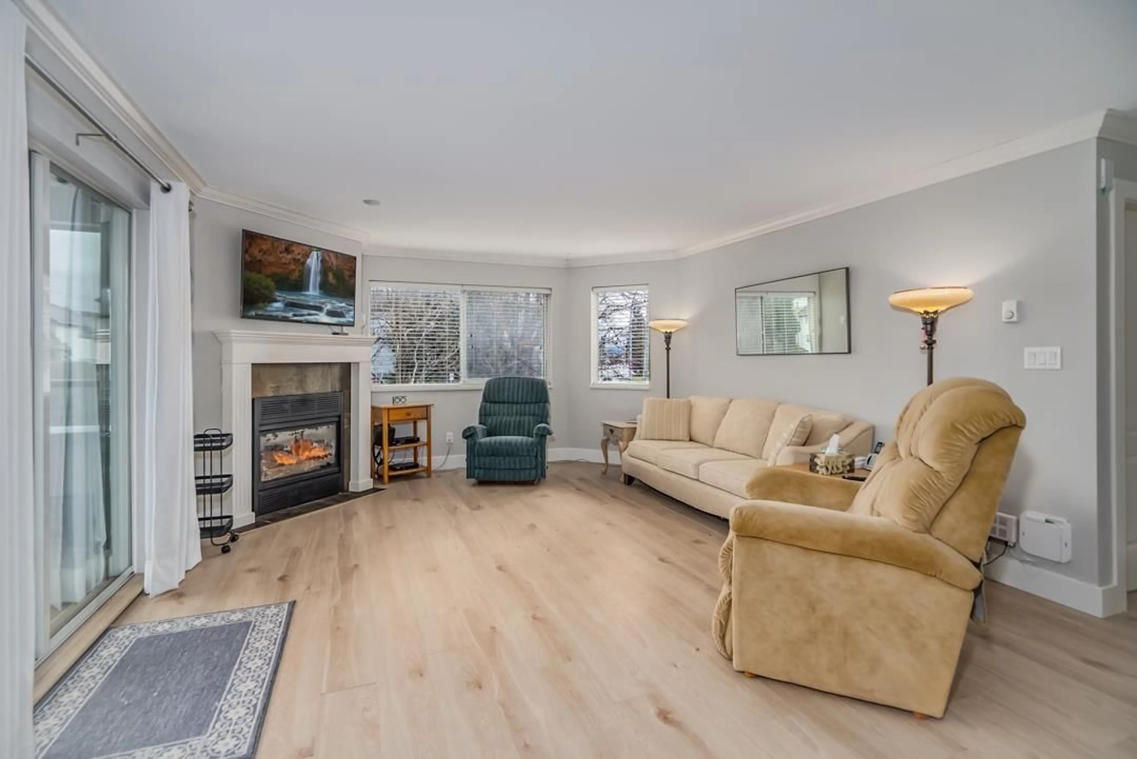Living room with furniture, wood/laminate floor for 122 - 33175 OLD YALE, Abbotsford British Columbia V2S2J4
