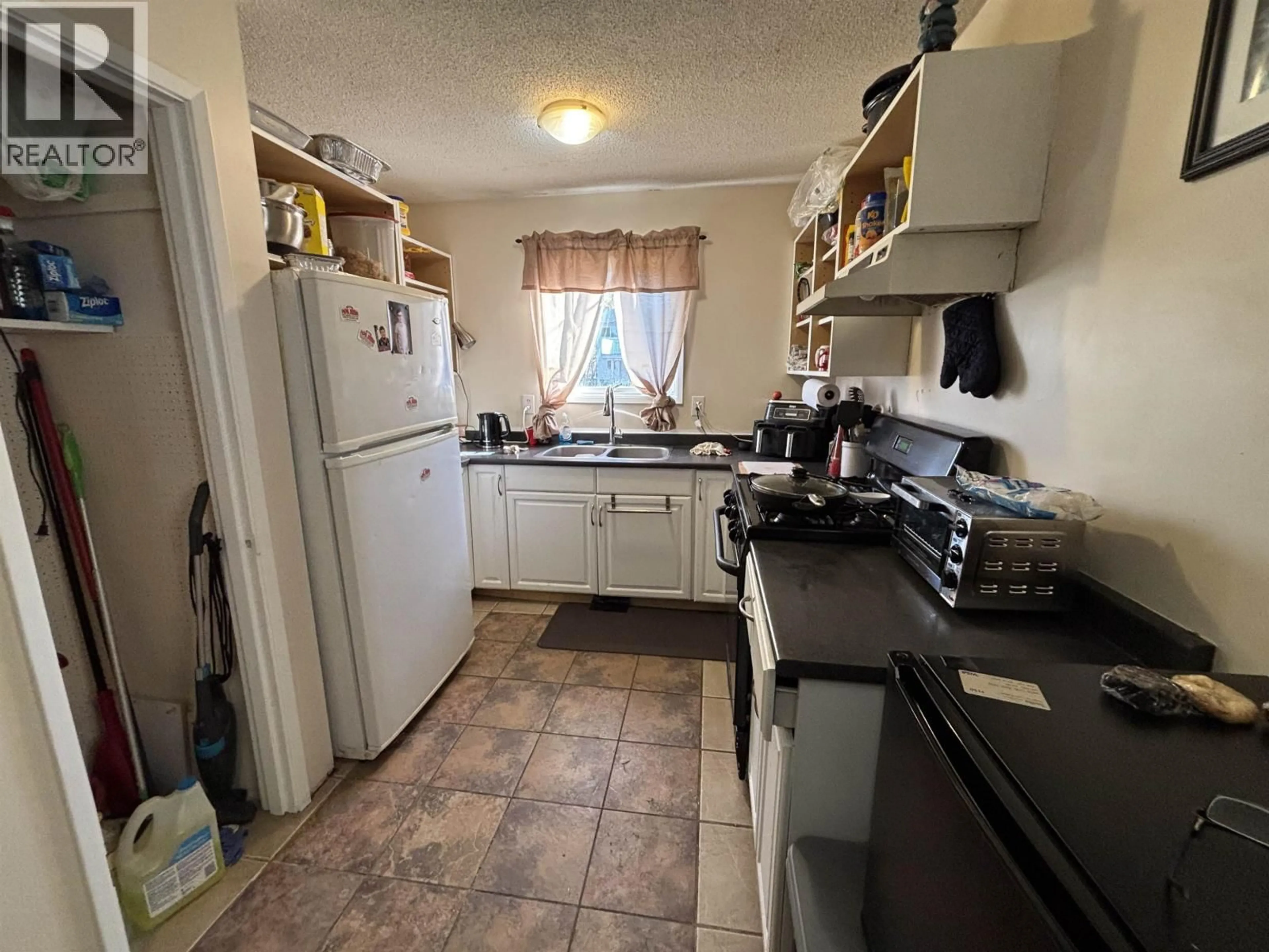 Standard kitchen, unknown for 2375 OAK STREET, Prince George British Columbia V2L2A3
