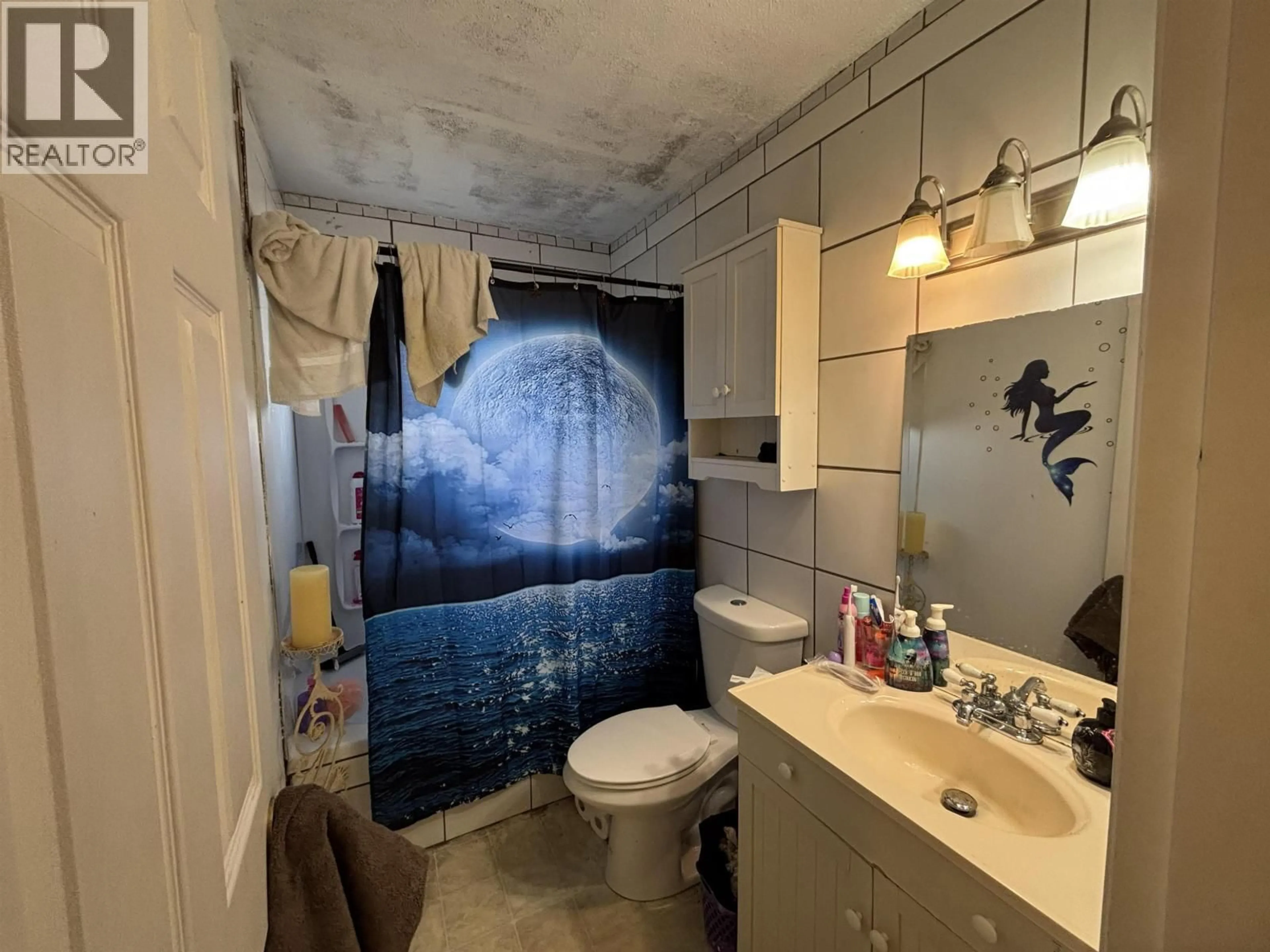 Standard bathroom, ceramic/tile floor for 2365 OAK STREET, Prince George British Columbia V2L2A2