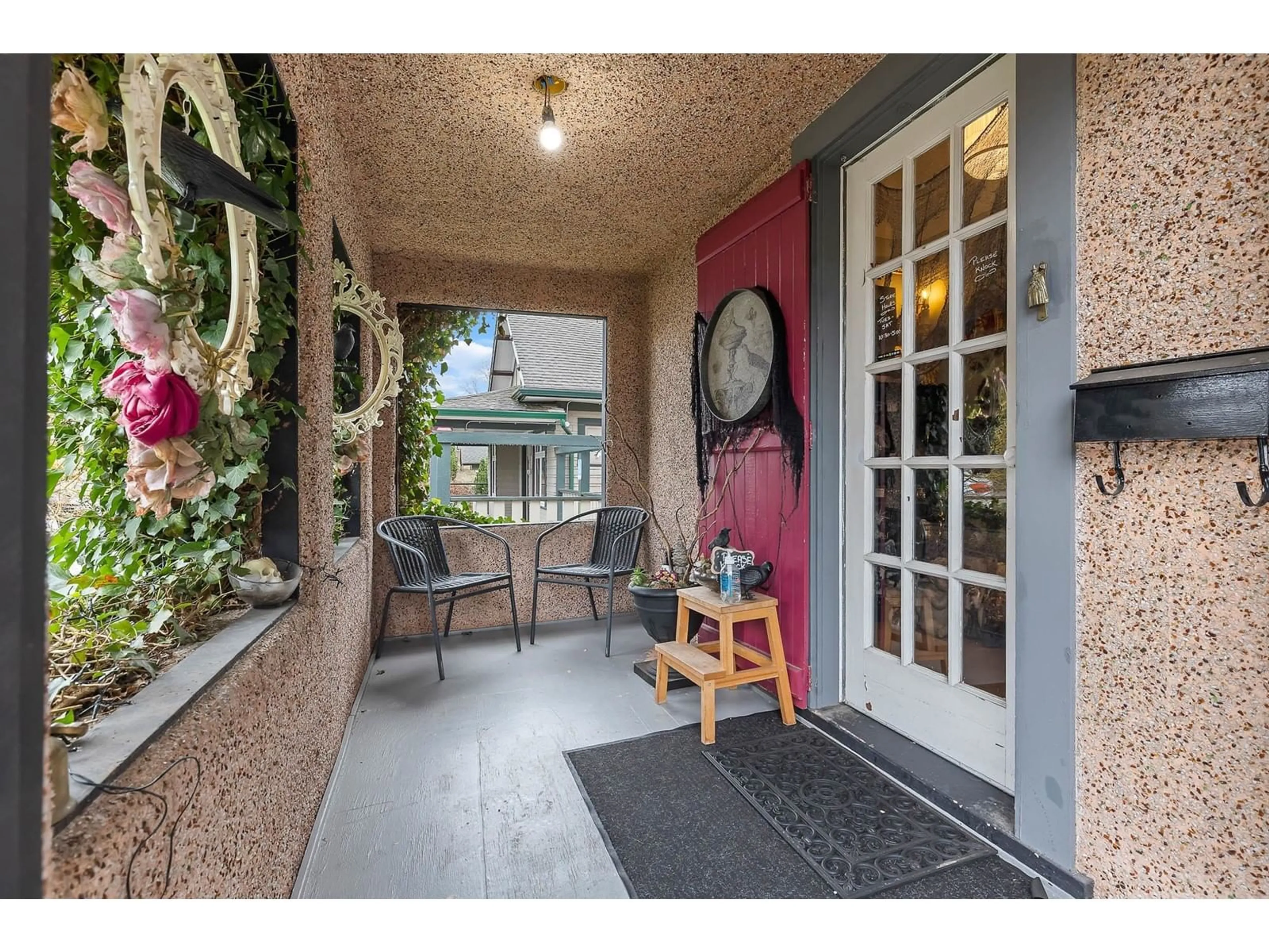 Indoor entryway for 33026 2ND, Mission British Columbia V2V1J8