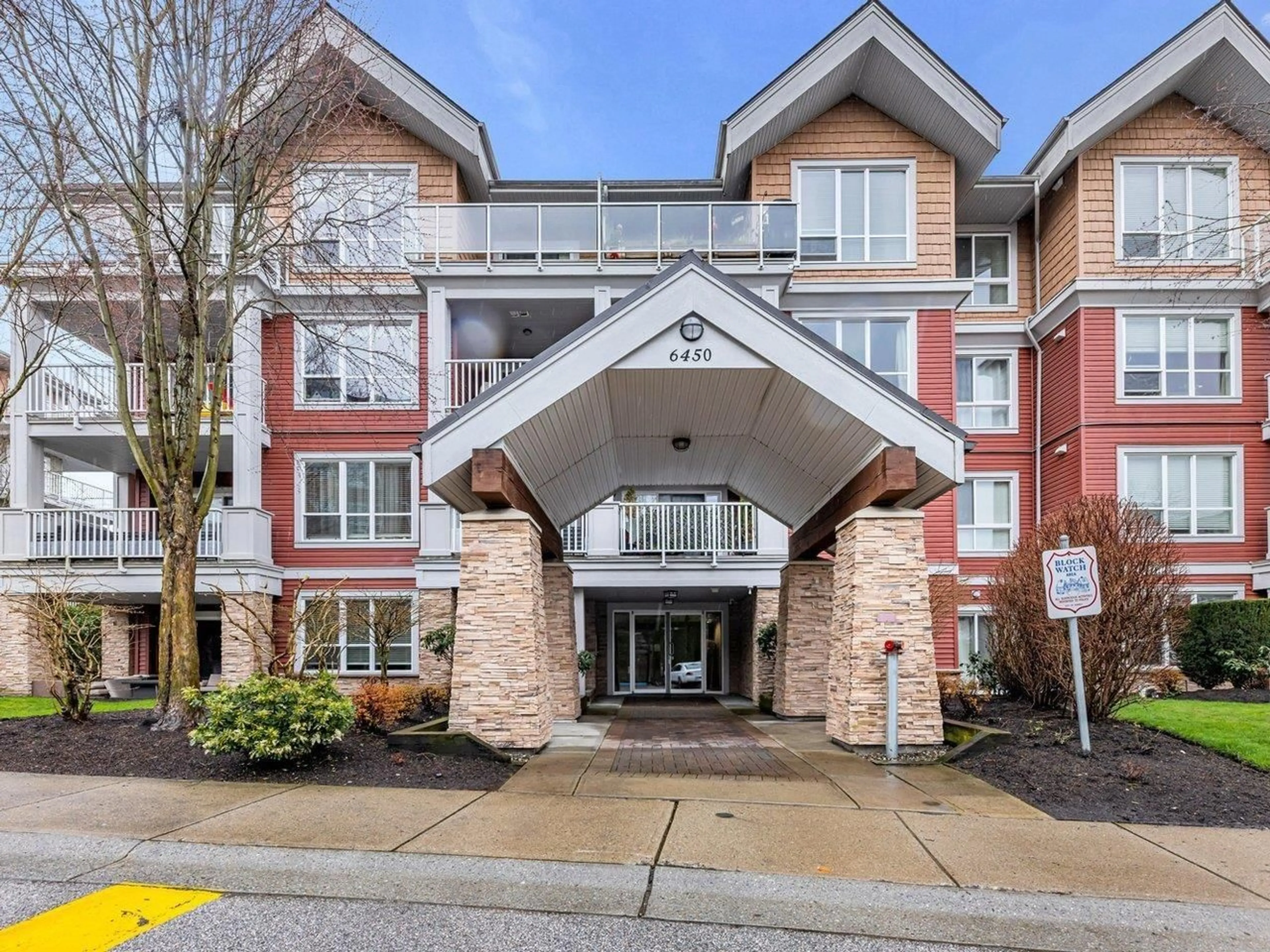 Indoor foyer for 208 - 6450 194, Surrey British Columbia V4N6J8
