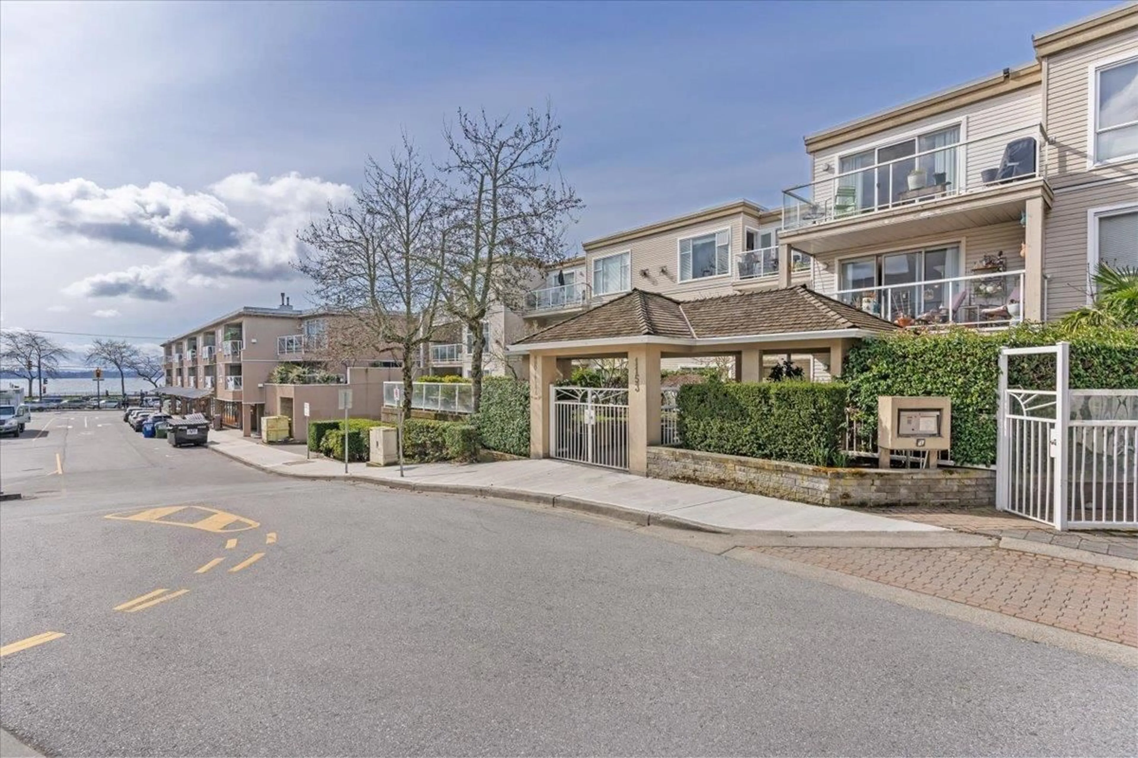 Unknown for 204 - 1153 VIDAL, White Rock British Columbia V4B3T4