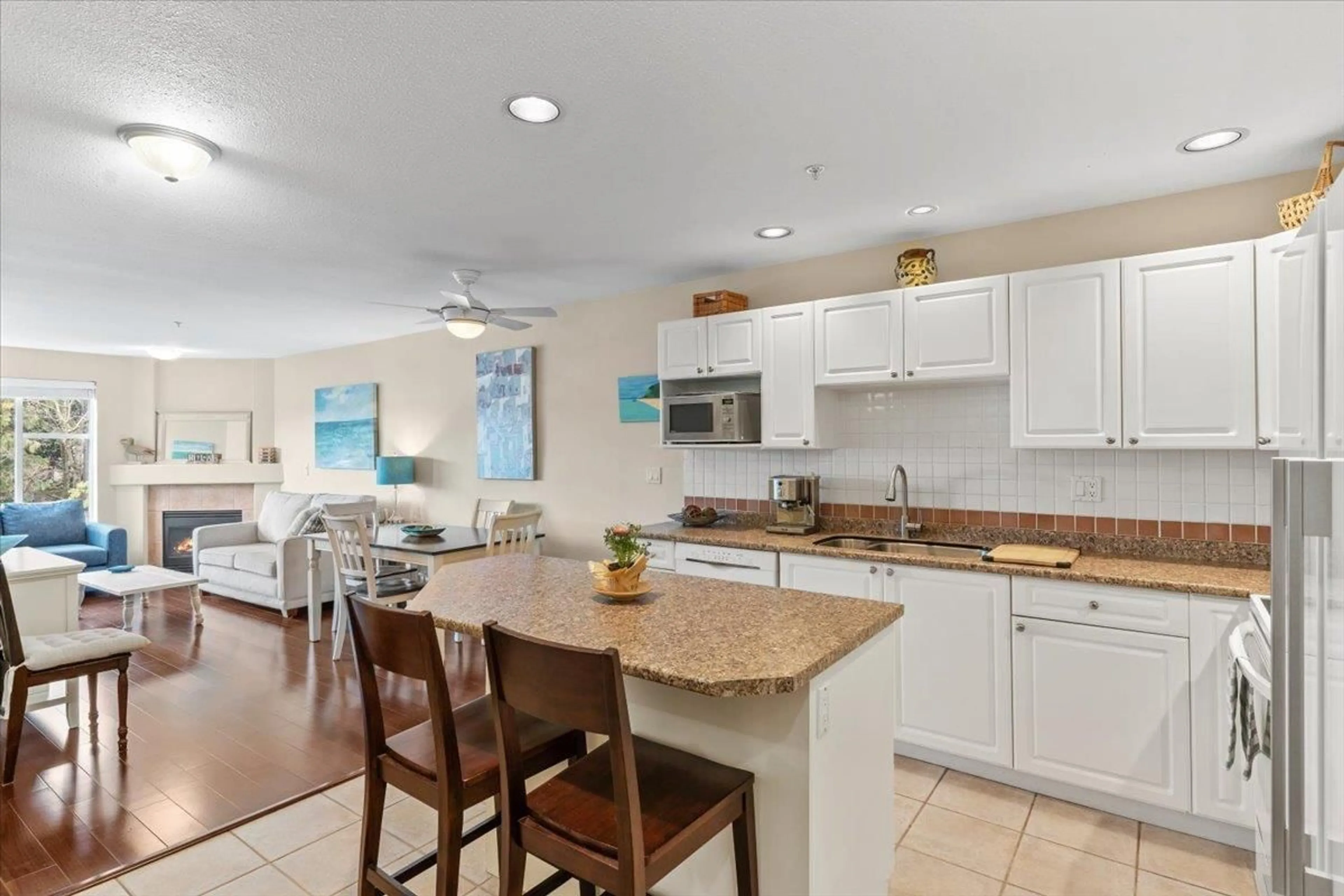 Open concept kitchen, ceramic/tile floor for 204 - 1153 VIDAL, White Rock British Columbia V4B3T4