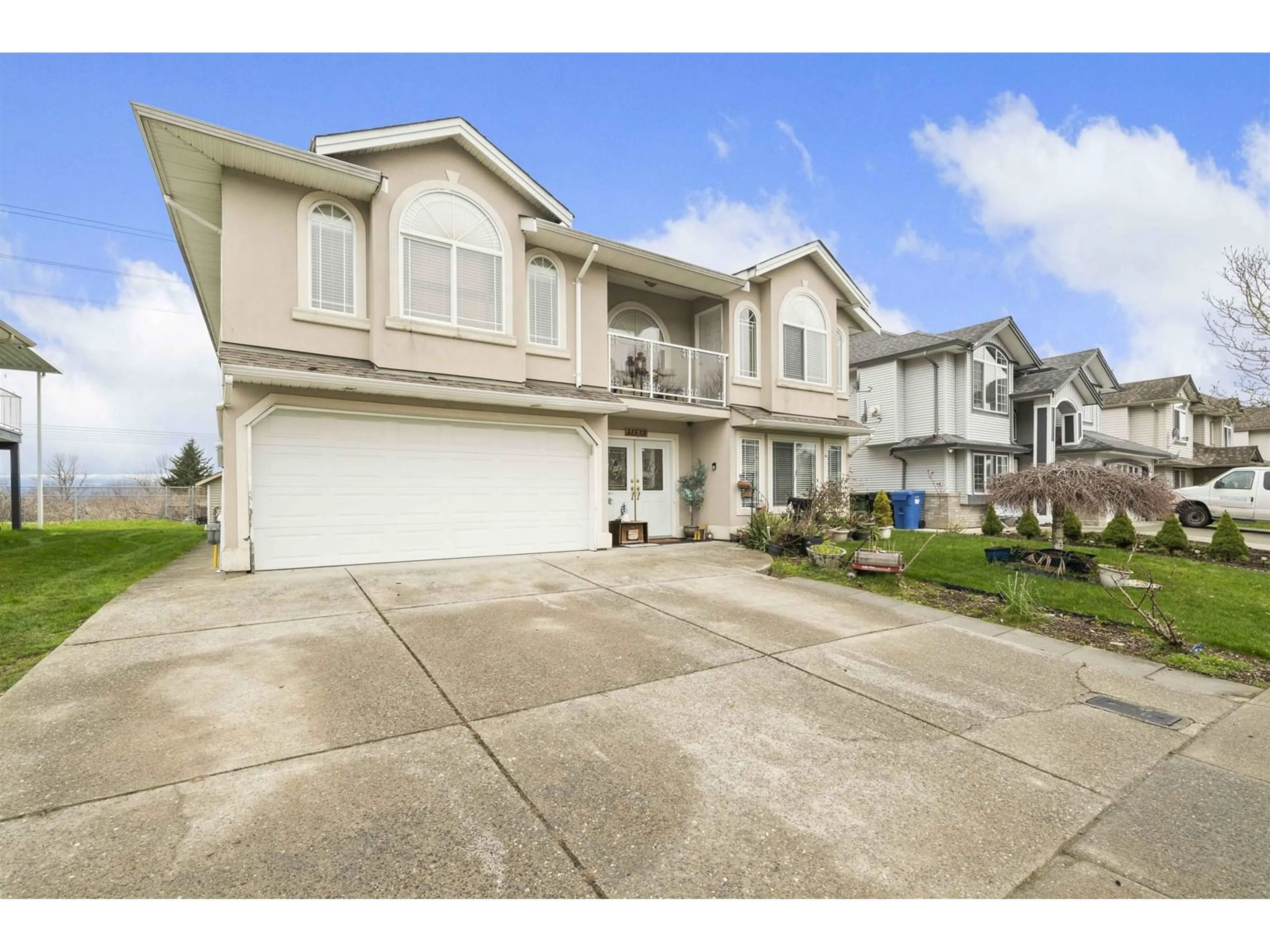Home with vinyl exterior material, street for 31533 HOMESTEAD, Abbotsford British Columbia V2T6V6