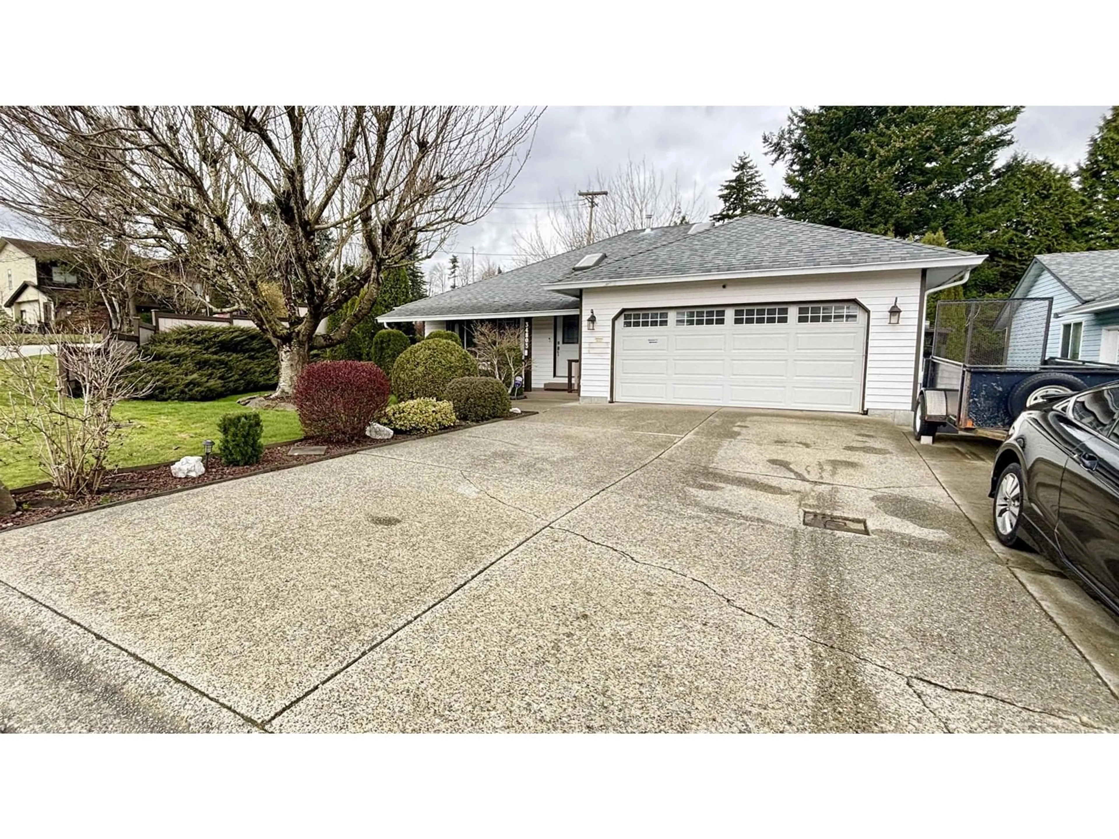 A pic from outside/outdoor area/front of a property/back of a property/a pic from drone, street for 34803 CHANTRELL, Abbotsford British Columbia V3G1G5