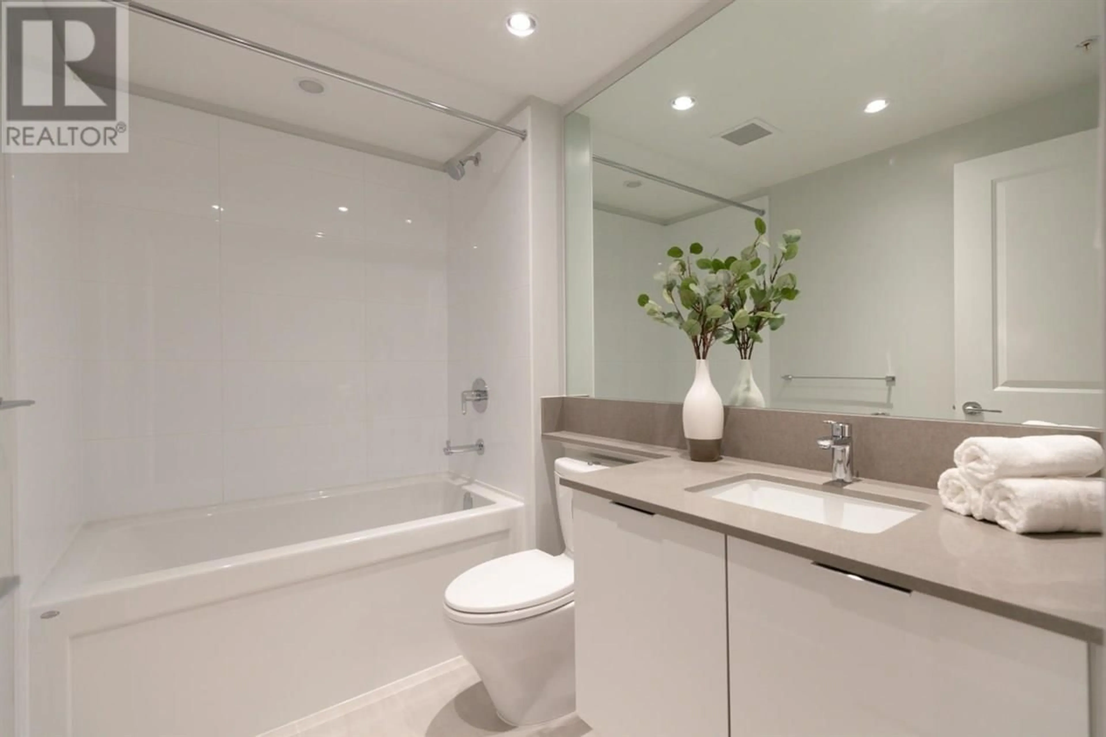 Standard bathroom, ceramic/tile floor for 801 - 6638 DUNBLANE AVENUE, Burnaby British Columbia V5H0G8