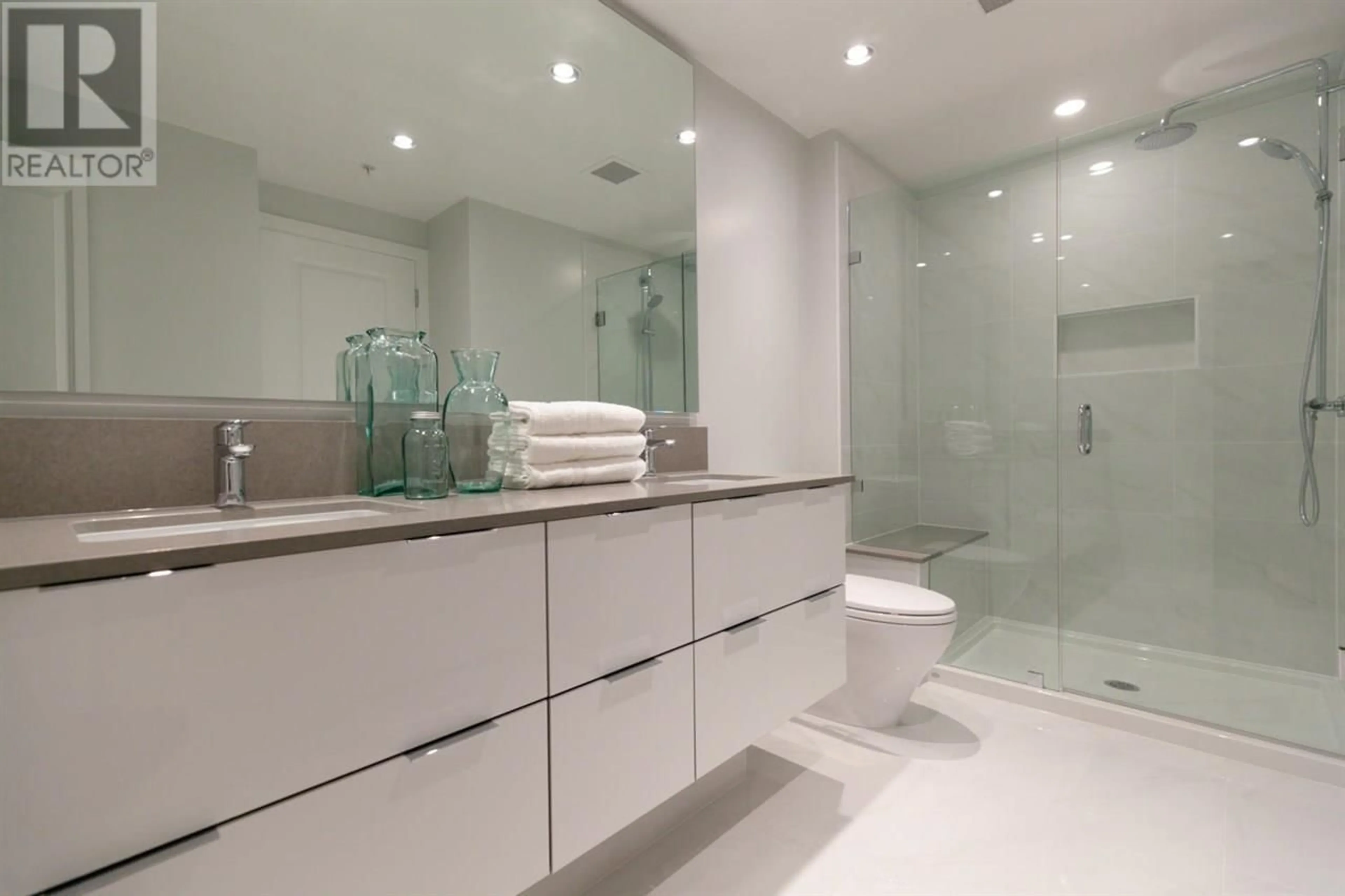 Contemporary bathroom, ceramic/tile floor for 801 - 6638 DUNBLANE AVENUE, Burnaby British Columbia V5H0G8