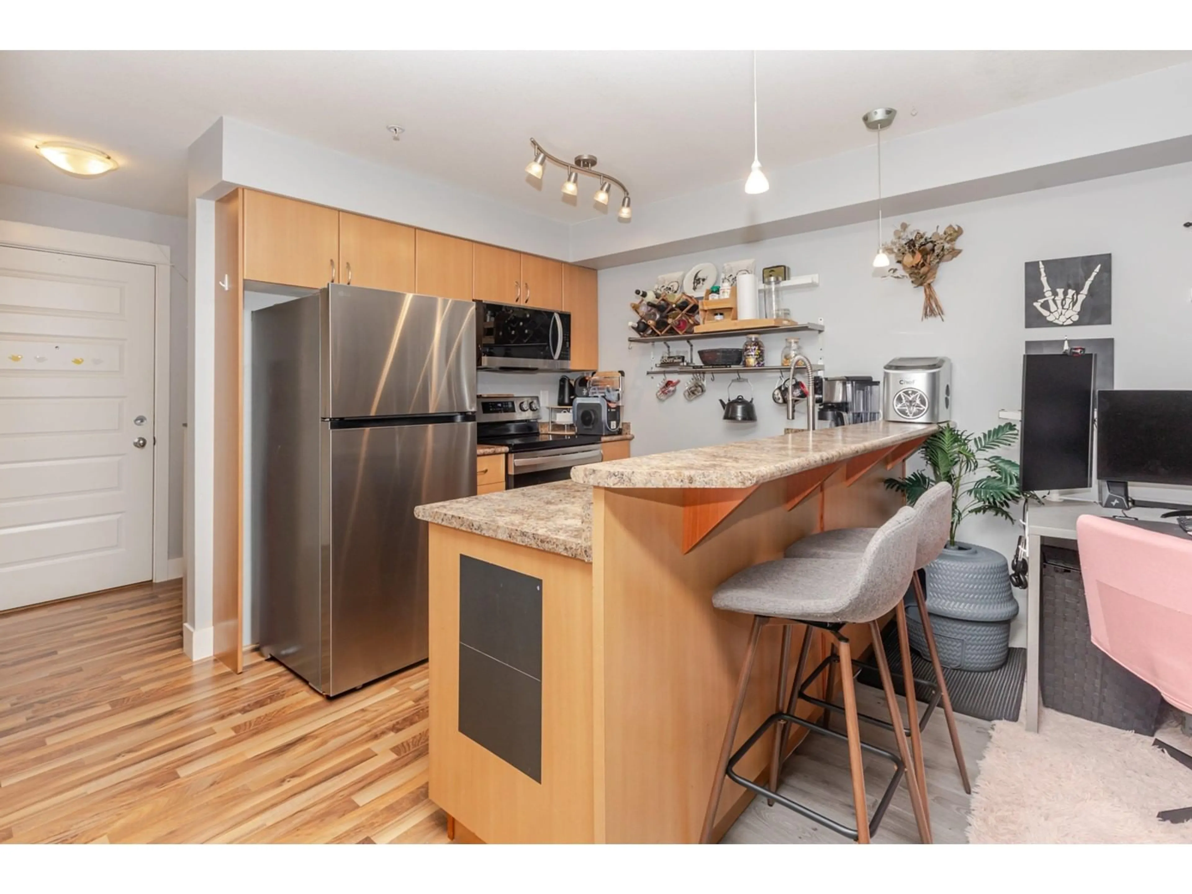 Open concept kitchen, wood/laminate floor for 105 - 2515 PARK, Abbotsford British Columbia V2S0B2