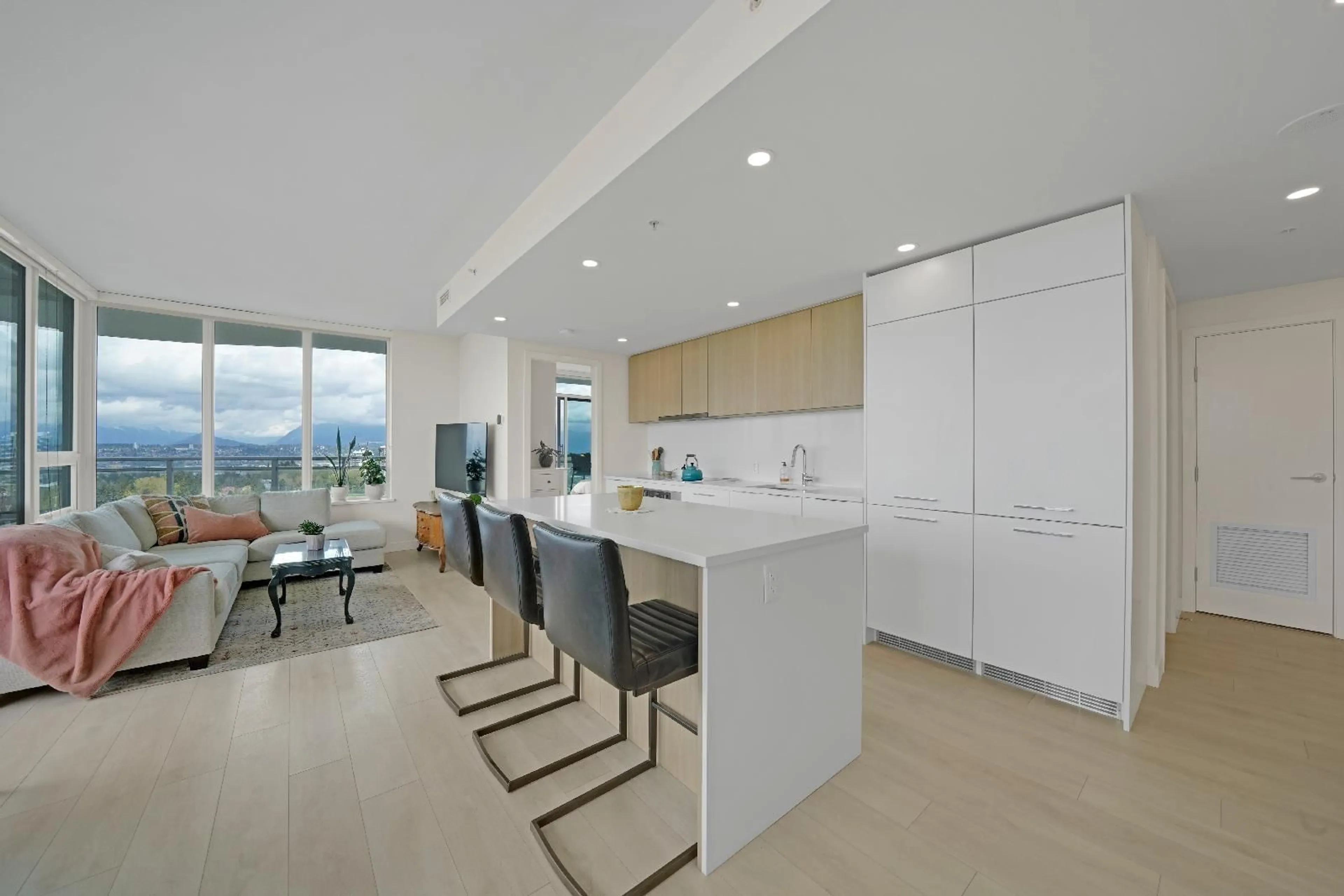 Open concept kitchen, ceramic/tile floor for 1501 - 13318 104, Surrey British Columbia V3T0R2