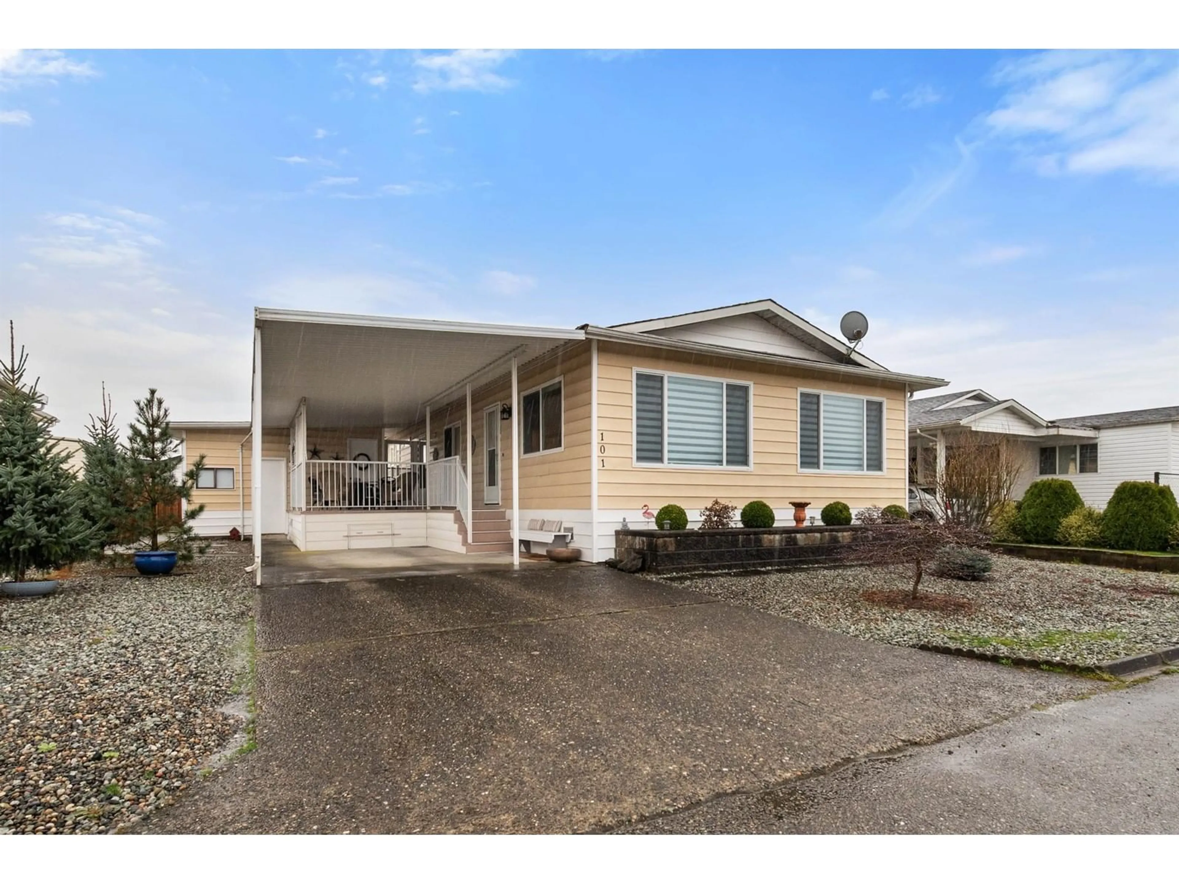 Home with vinyl exterior material, street for 101 - 9055 ASHWELL ROAD, Chilliwack British Columbia V2P7S6