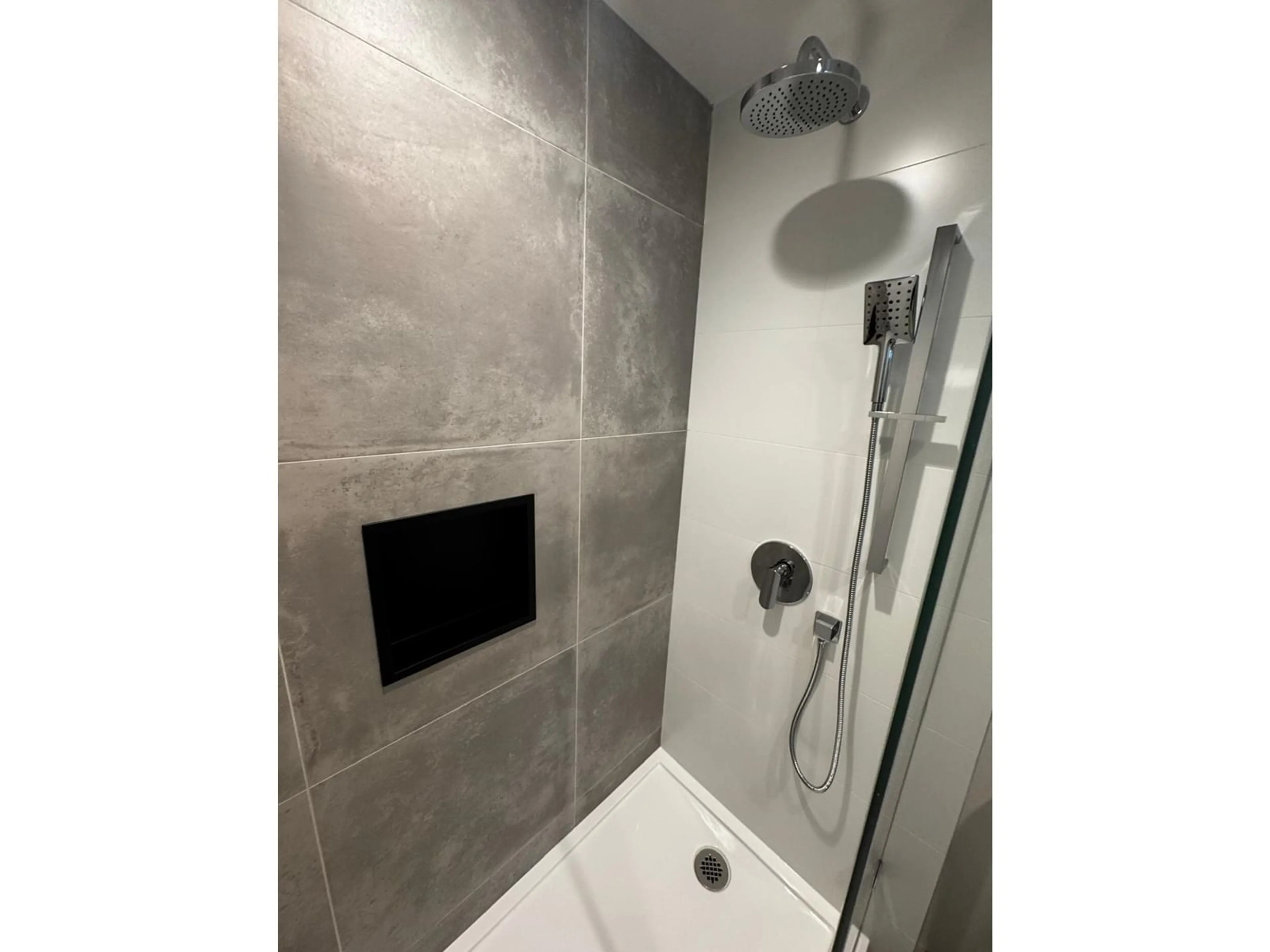 Contemporary bathroom, ceramic/tile floor for 704 - 13725 GEORGE JUNCTION, Surrey British Columbia V6E2Y3