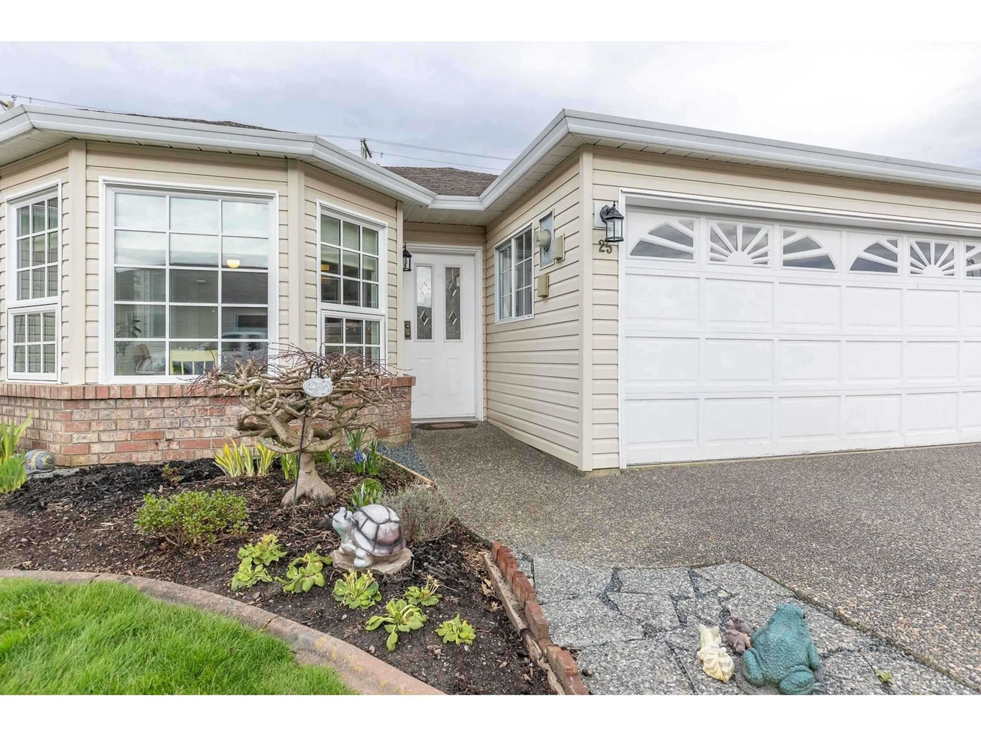 Home with vinyl exterior material, street for 25 - 8500 YOUNG ROAD, Chilliwack British Columbia V2P4P1