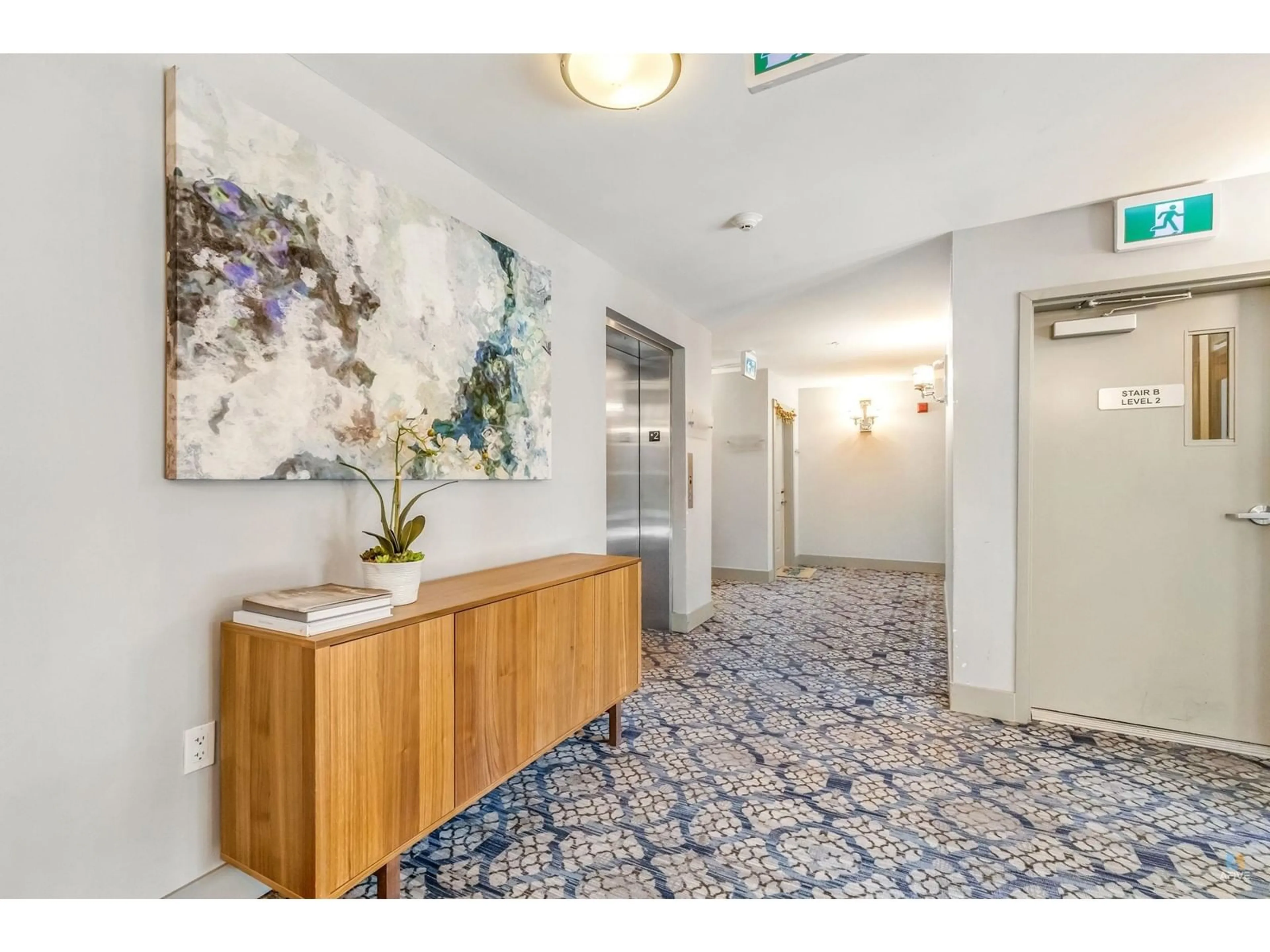 Indoor foyer for 509 - 9983 BARNSTON EAST, Surrey British Columbia V4N6T3