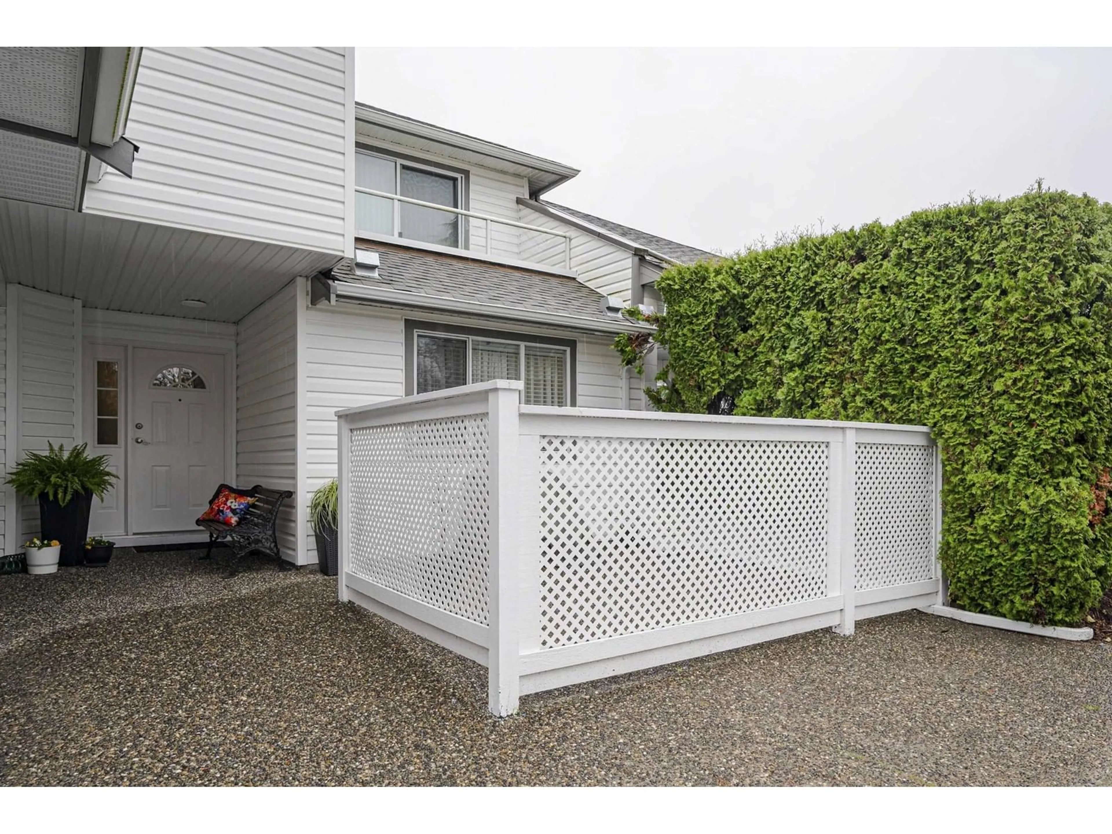 Patio, street for 1404 - 21937 48, Langley British Columbia V3A8C3