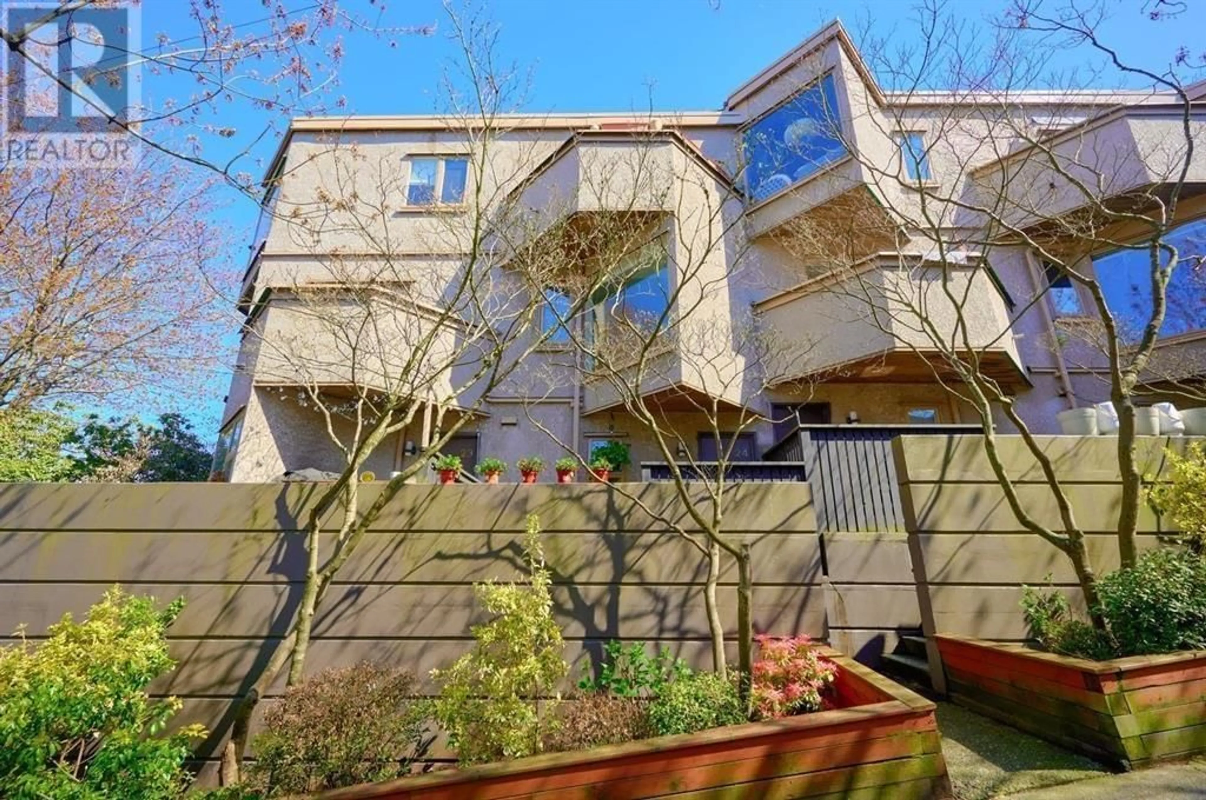 A pic from outside/outdoor area/front of a property/back of a property/a pic from drone, street for 38 - 870 W 7TH AVENUE, Vancouver British Columbia V5Z4C1