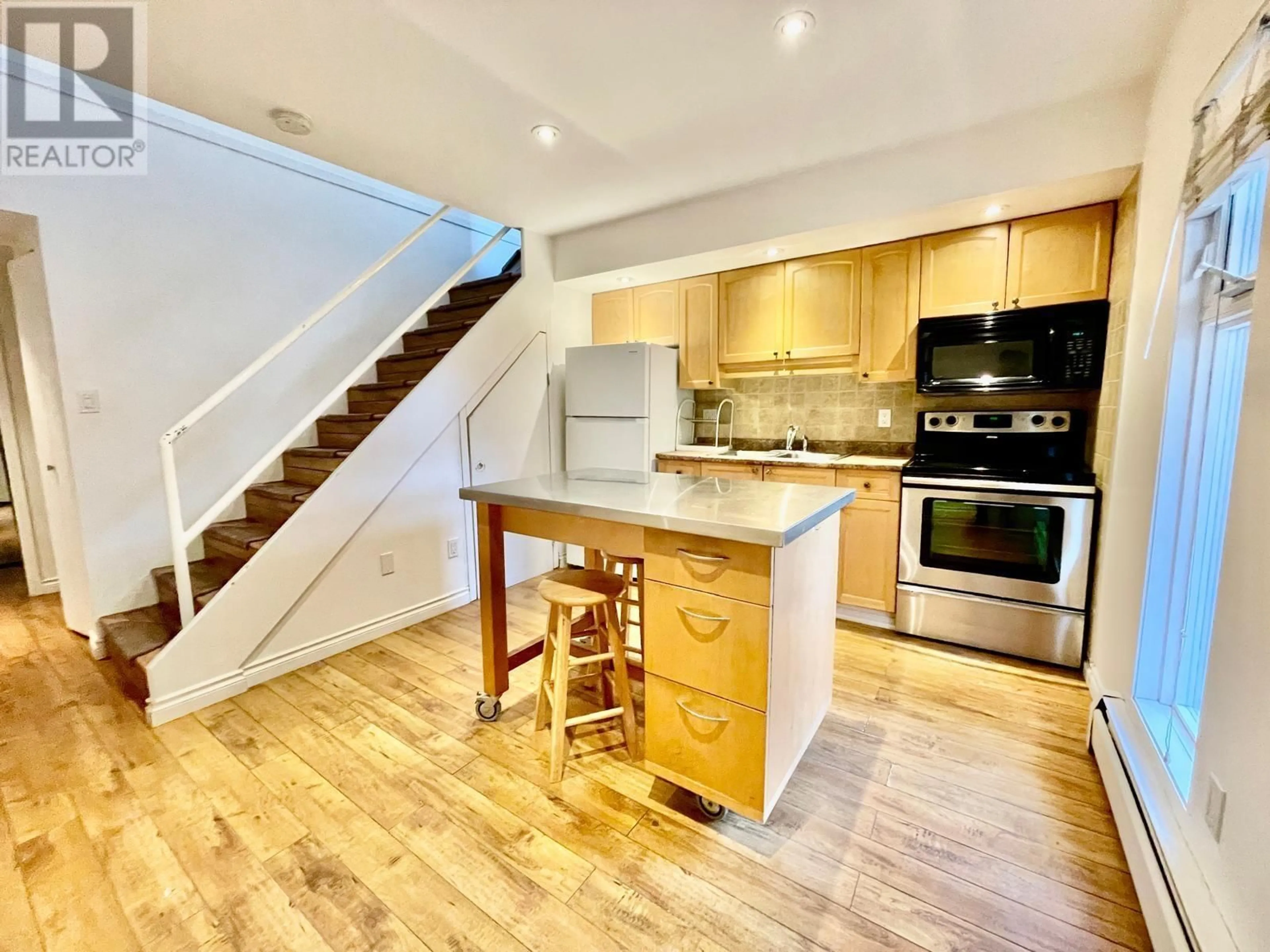 Open concept kitchen, wood/laminate floor for 38 - 870 W 7TH AVENUE, Vancouver British Columbia V5Z4C1