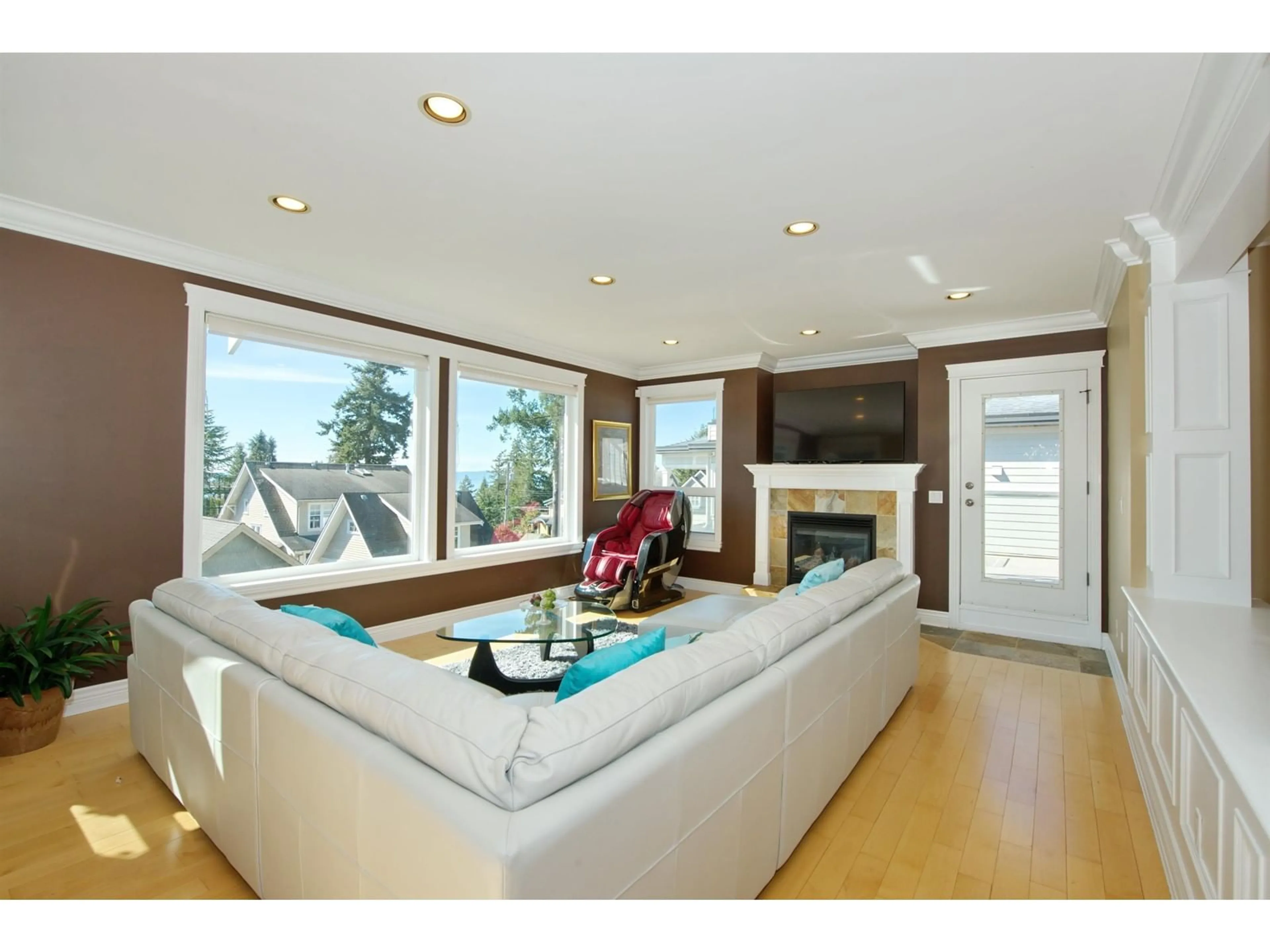 Living room with furniture, wood/laminate floor for 13018 MARINE, Surrey British Columbia V4A1E4