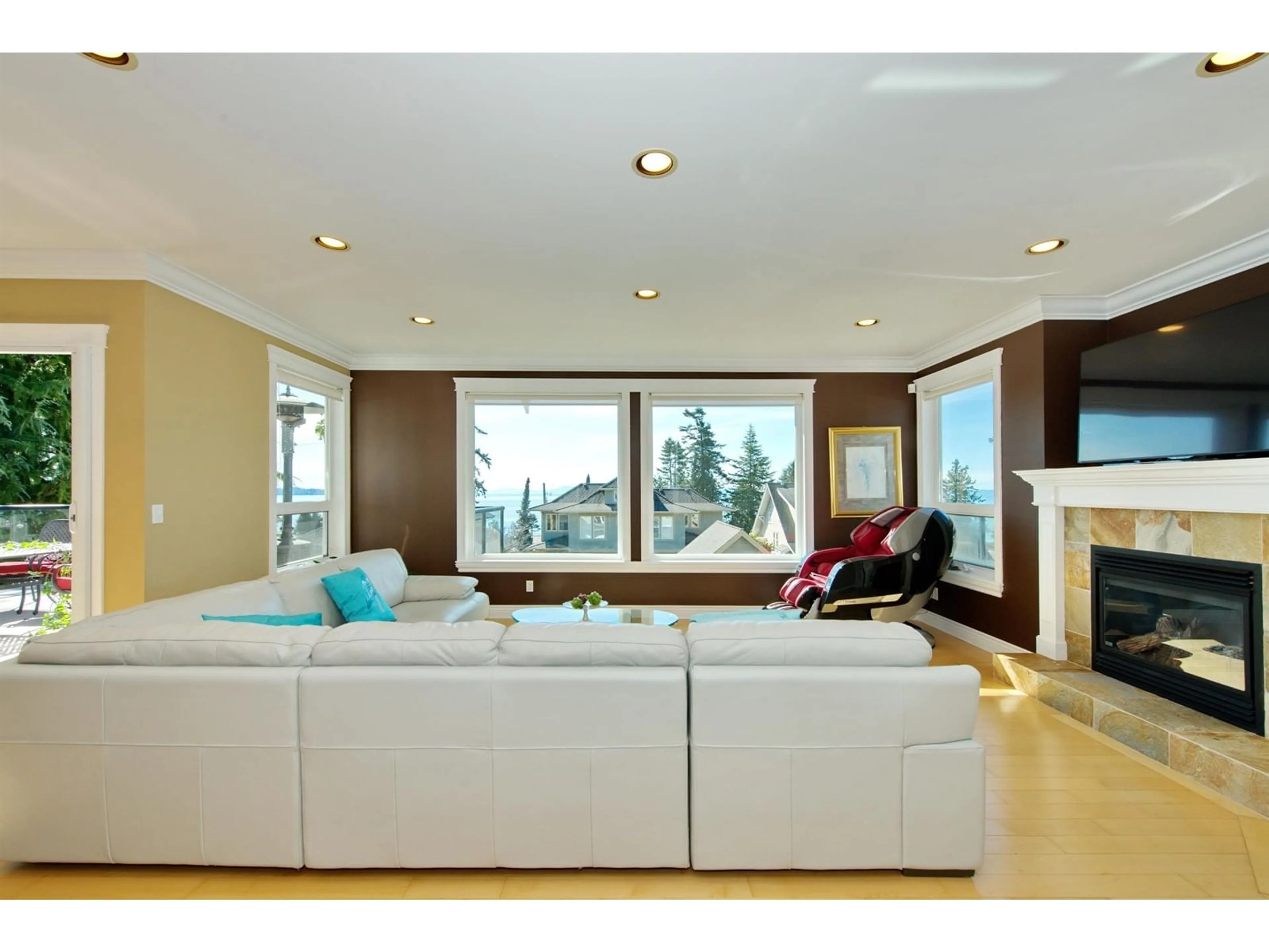 Living room with furniture, wood/laminate floor for 13018 MARINE, Surrey British Columbia V4A1E4