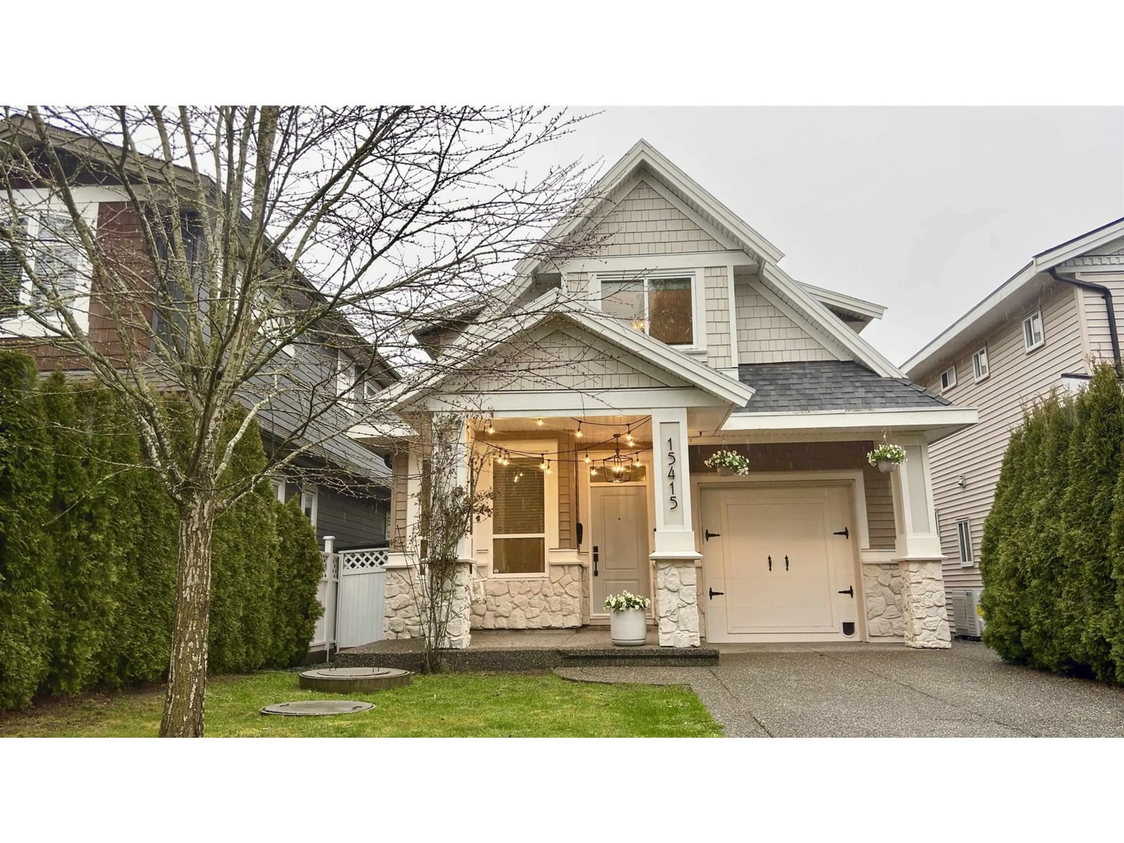 Home with vinyl exterior material, street for 15415 THRIFT, White Rock British Columbia V4B2L8