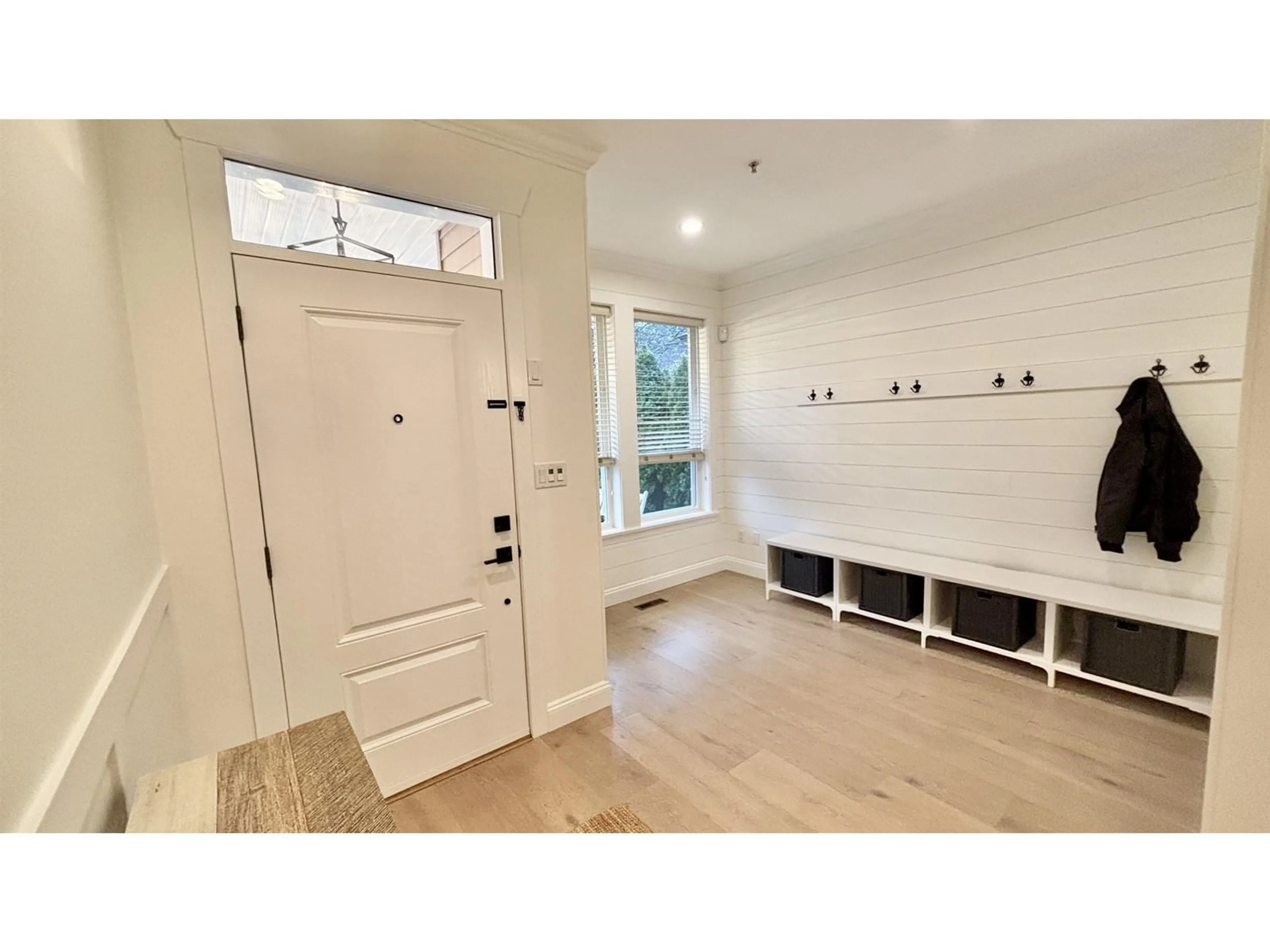 Indoor entryway for 15415 THRIFT, White Rock British Columbia V4B2L8