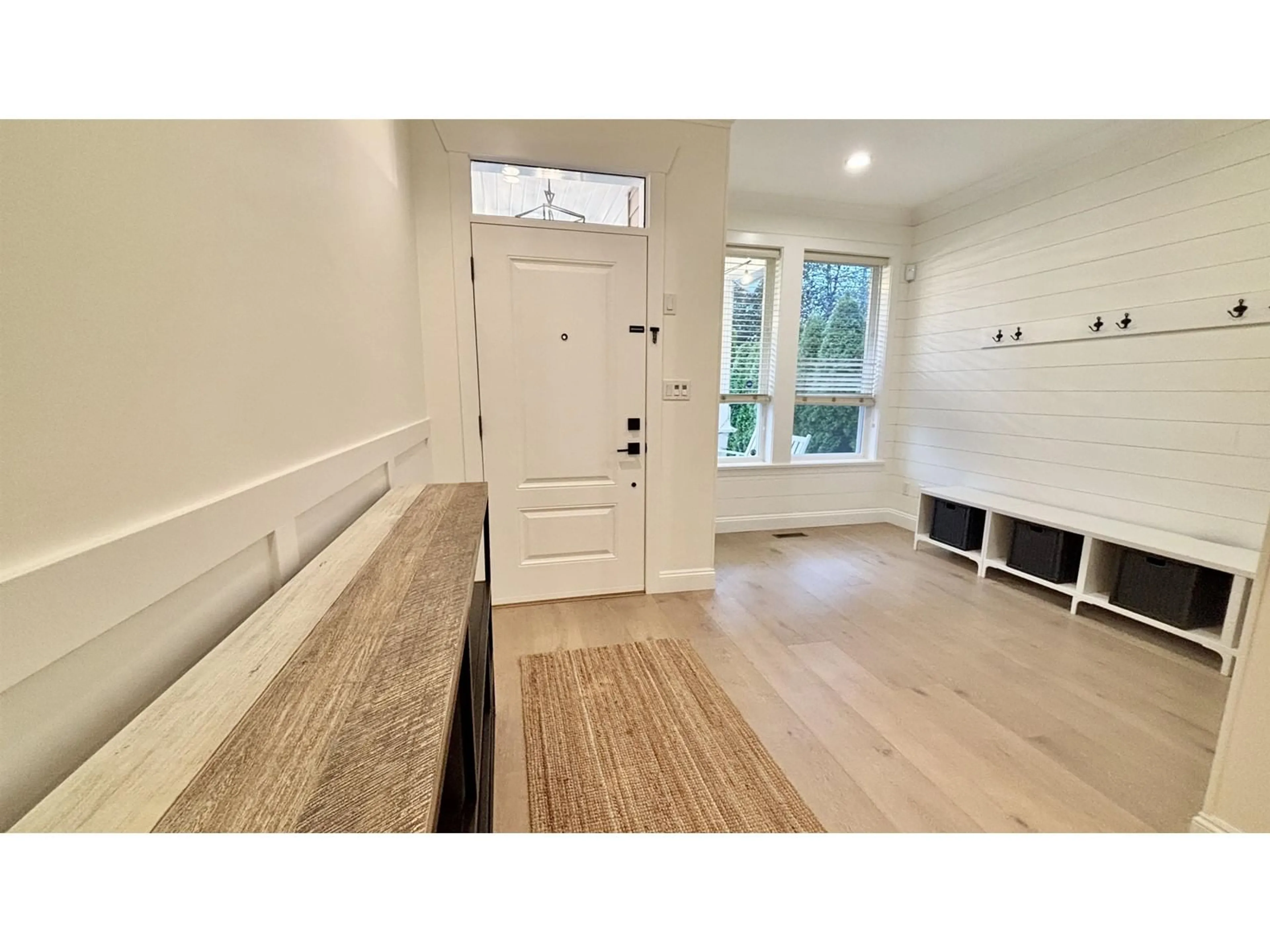 Indoor entryway for 15415 THRIFT, White Rock British Columbia V4B2L8