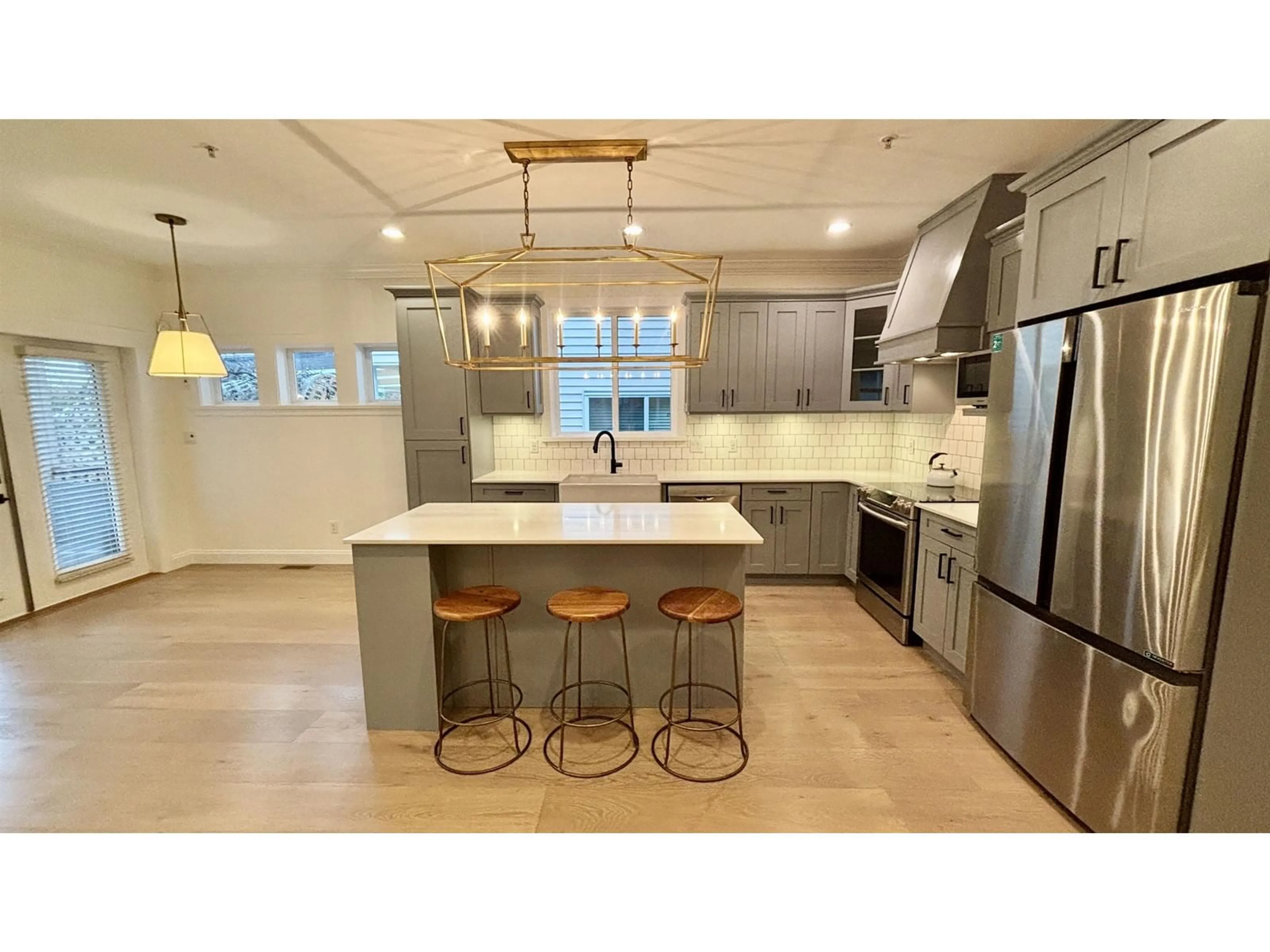 Open concept kitchen, unknown for 15415 THRIFT, White Rock British Columbia V4B2L8
