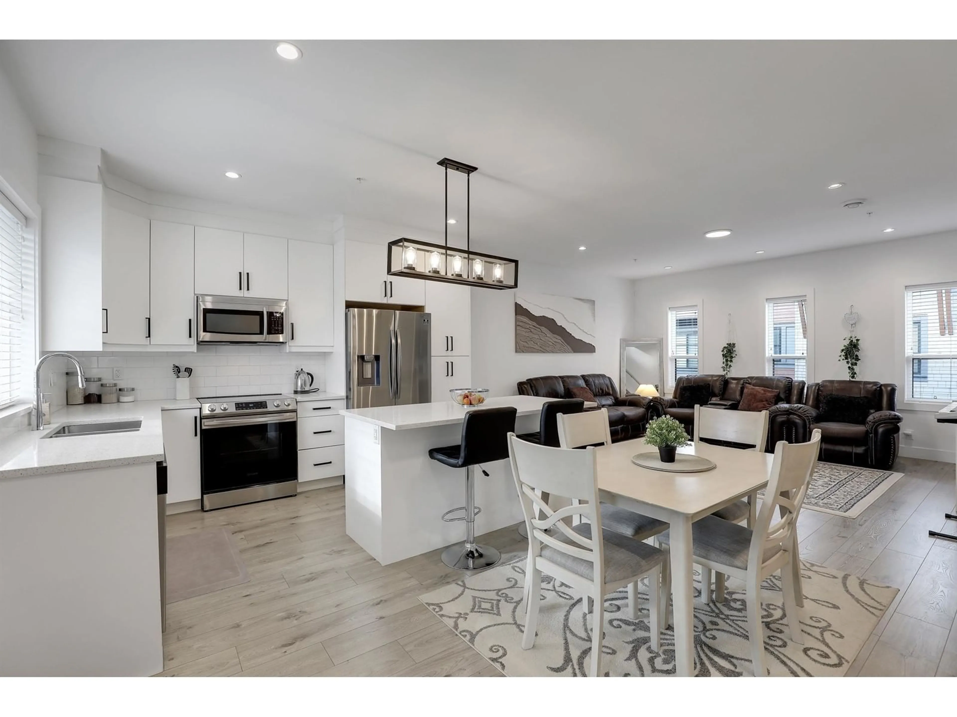 Open concept kitchen, ceramic/tile floor for 10 - 45608 BERNARD AVENUE, Chilliwack British Columbia V2P0J7