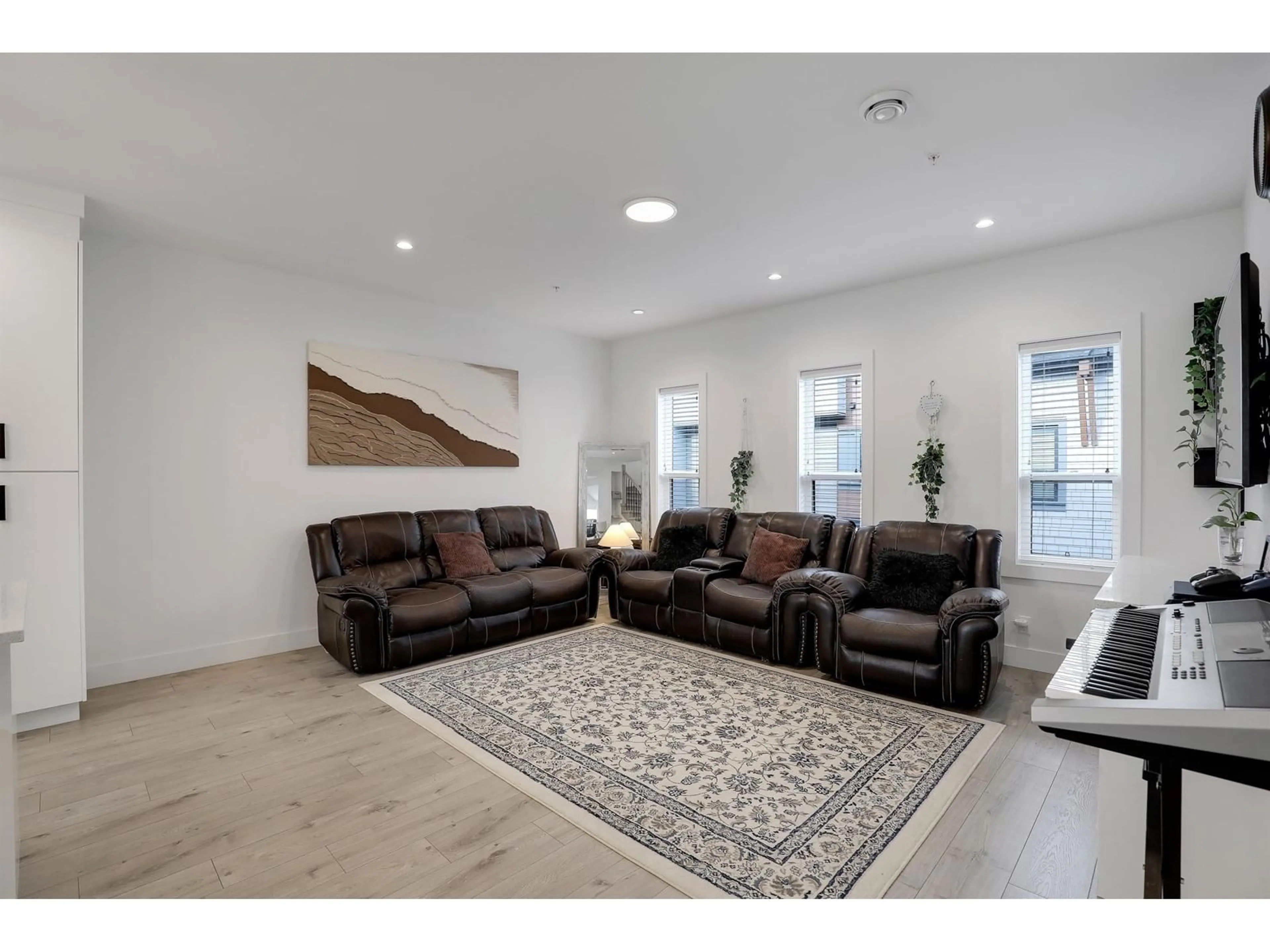 Living room with furniture, unknown for 10 - 45608 BERNARD AVENUE, Chilliwack British Columbia V2P0J7